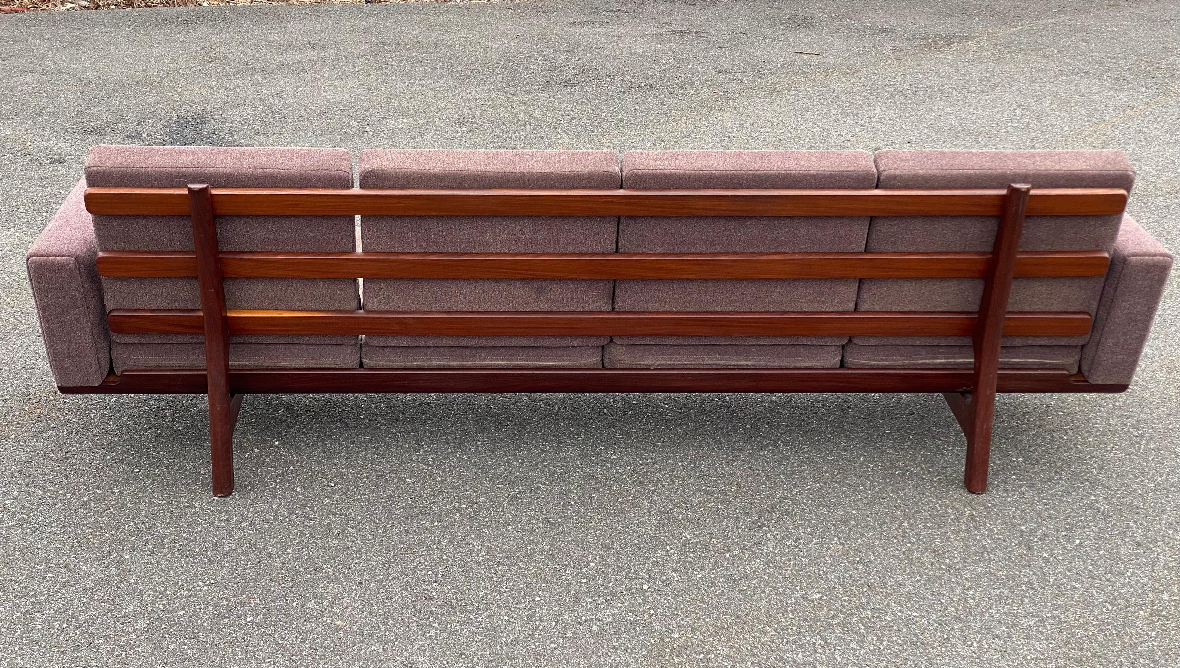 Hans Wegner Getama GE-236 Viersitzer-Sofa aus Teakholz (Polster) im Angebot