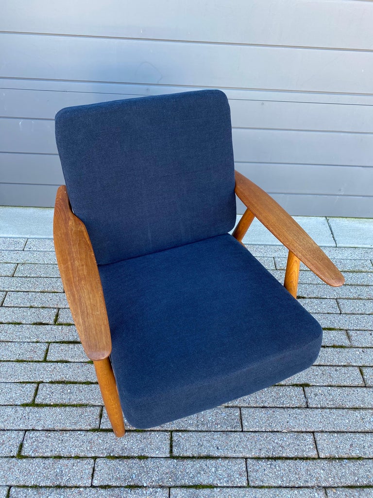 Scandinavian Modern Hans Wegner Getama GE-240 Lounge Chair For Sale