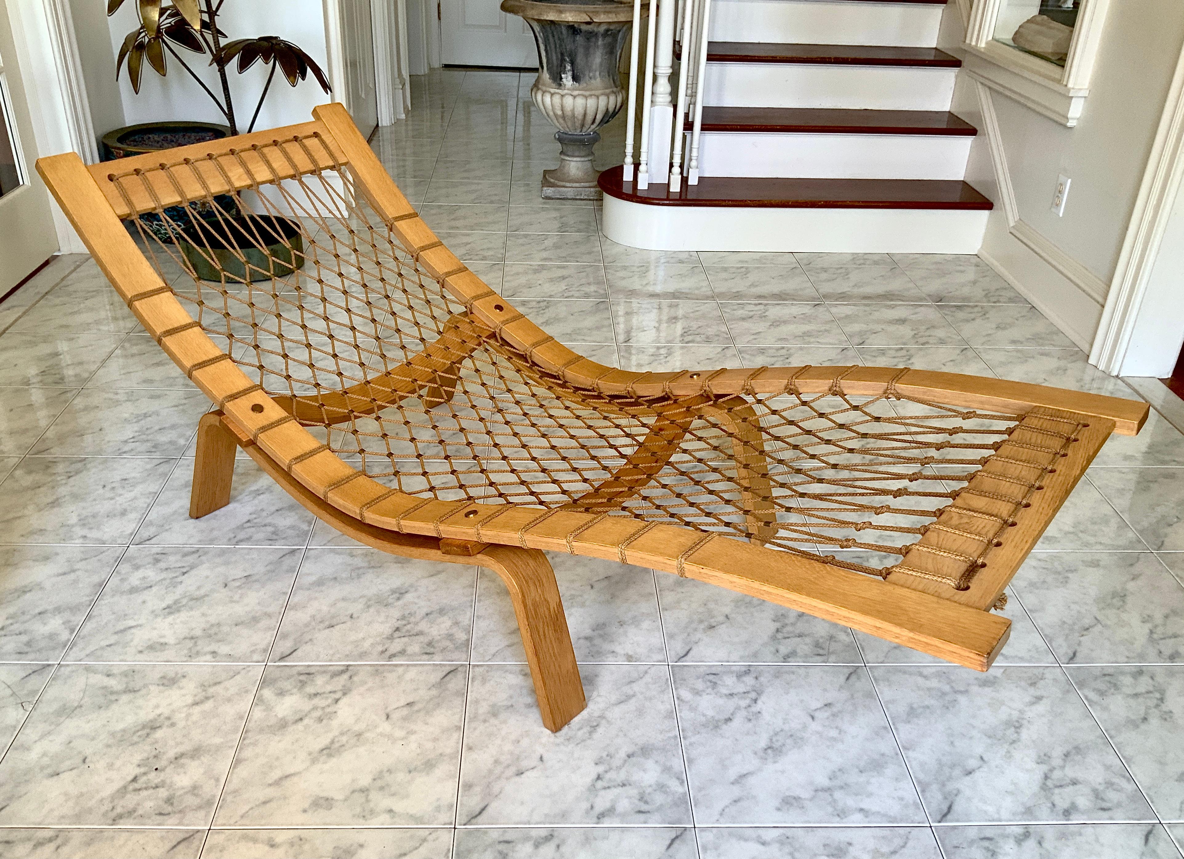 A Hans Wegner GEZ Hammock chaise lounge chair. Beautiful original patinated oak frame and original Halyard with brass details. Designed by Hans J Wegner 1967 for GETAMA.