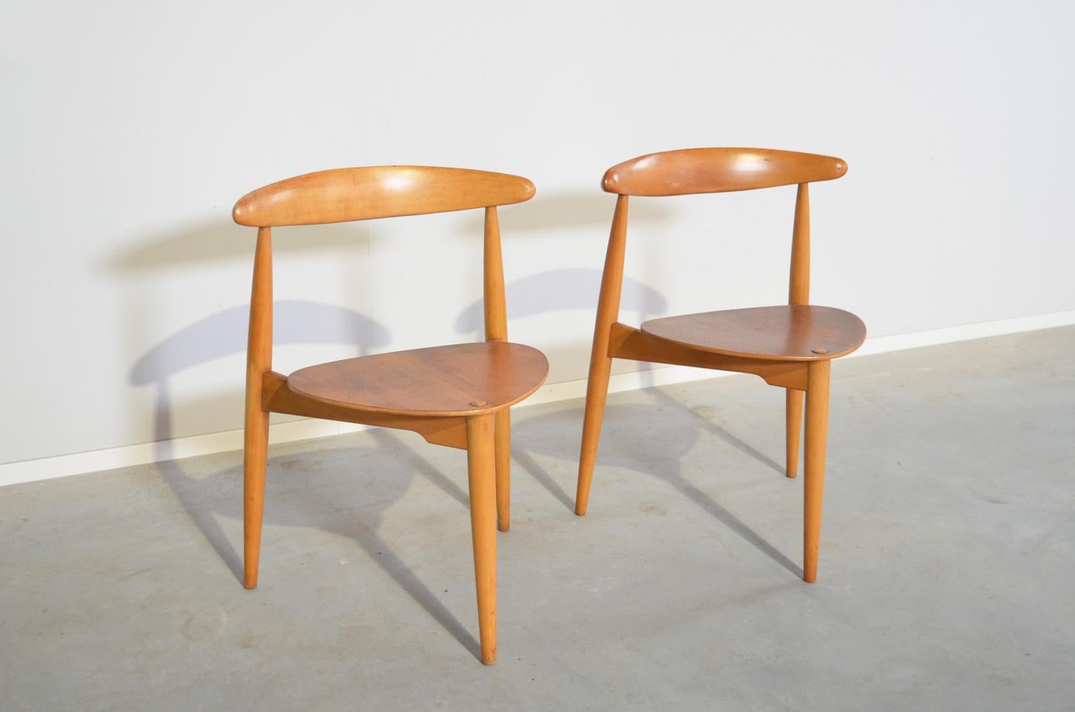 The three-legged Heart chair by Danish designer Hans Wegner is also known as model FH4103 for Fritz Hansen. Designed in a wonderful combination of beech (frame) and teak (seat) and recognizable by the distinctive Hans Wegner lines and craftsmanship. 