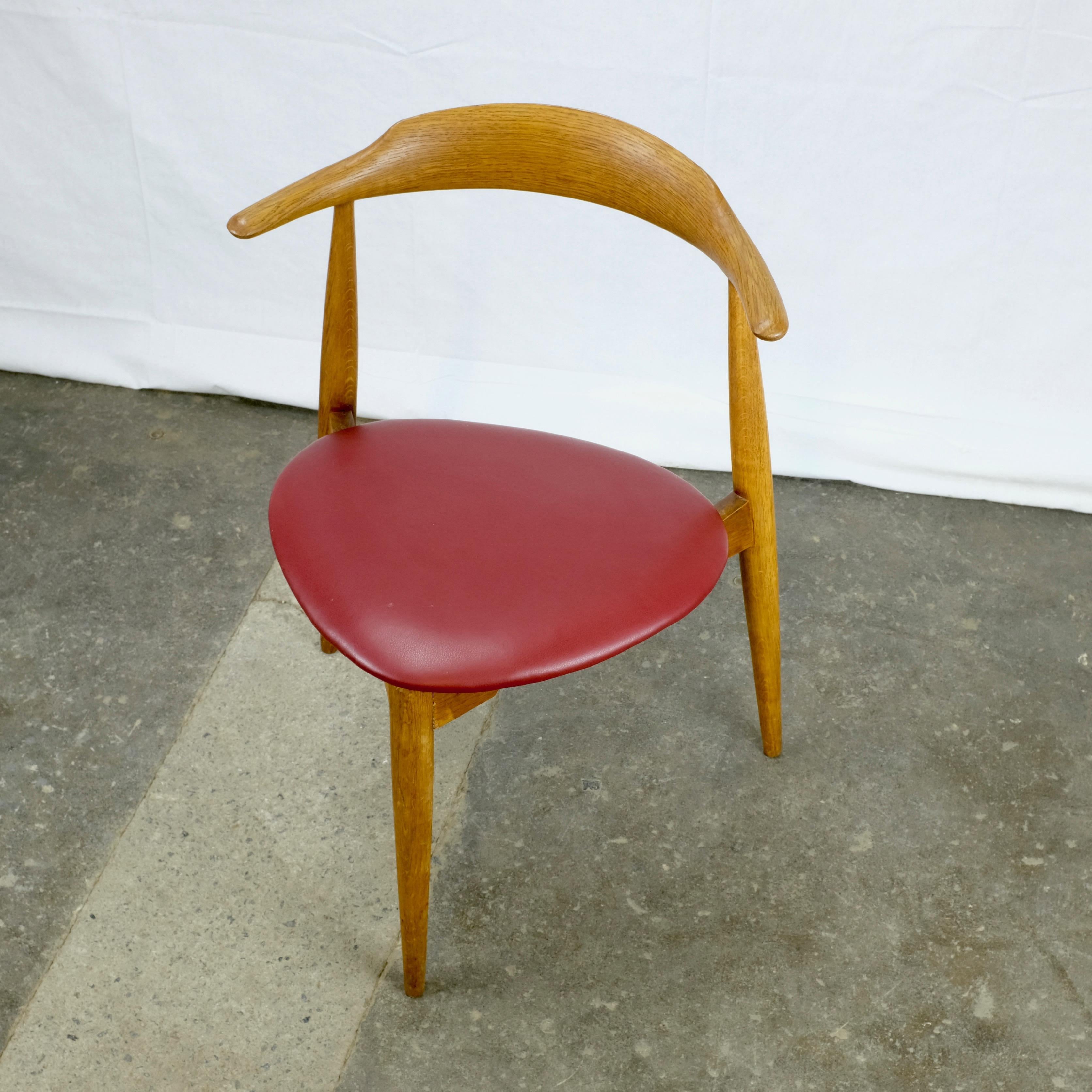 Hans Wegner Heart Chair in Oak In Excellent Condition For Sale In Ottawa, ON