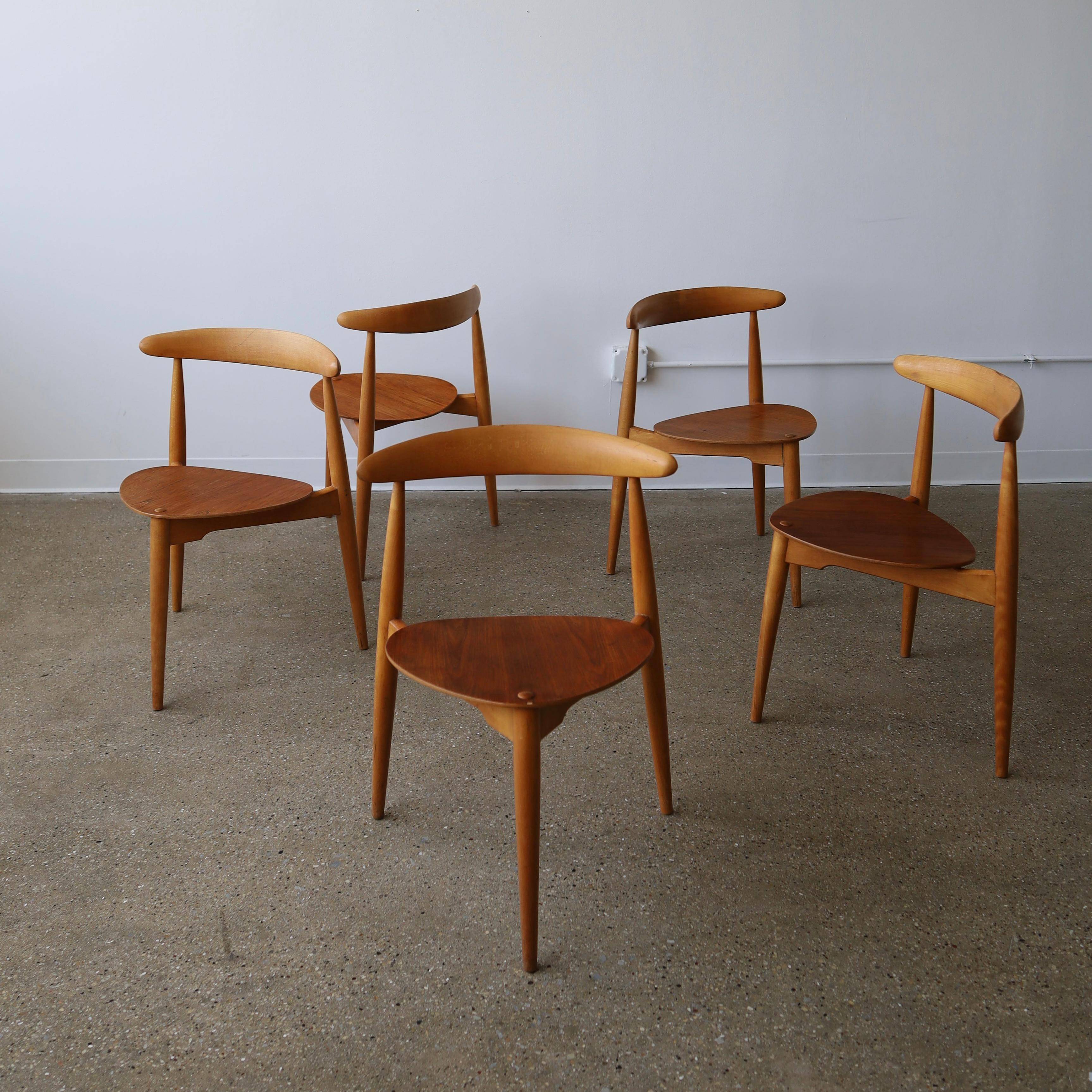 c. Années 1970 - bon état général mais usure générale, y compris des éclats de bois et des éraflures. Le prix est pour l'ensemble de 5 mais nous pouvons diviser l'ensemble.

