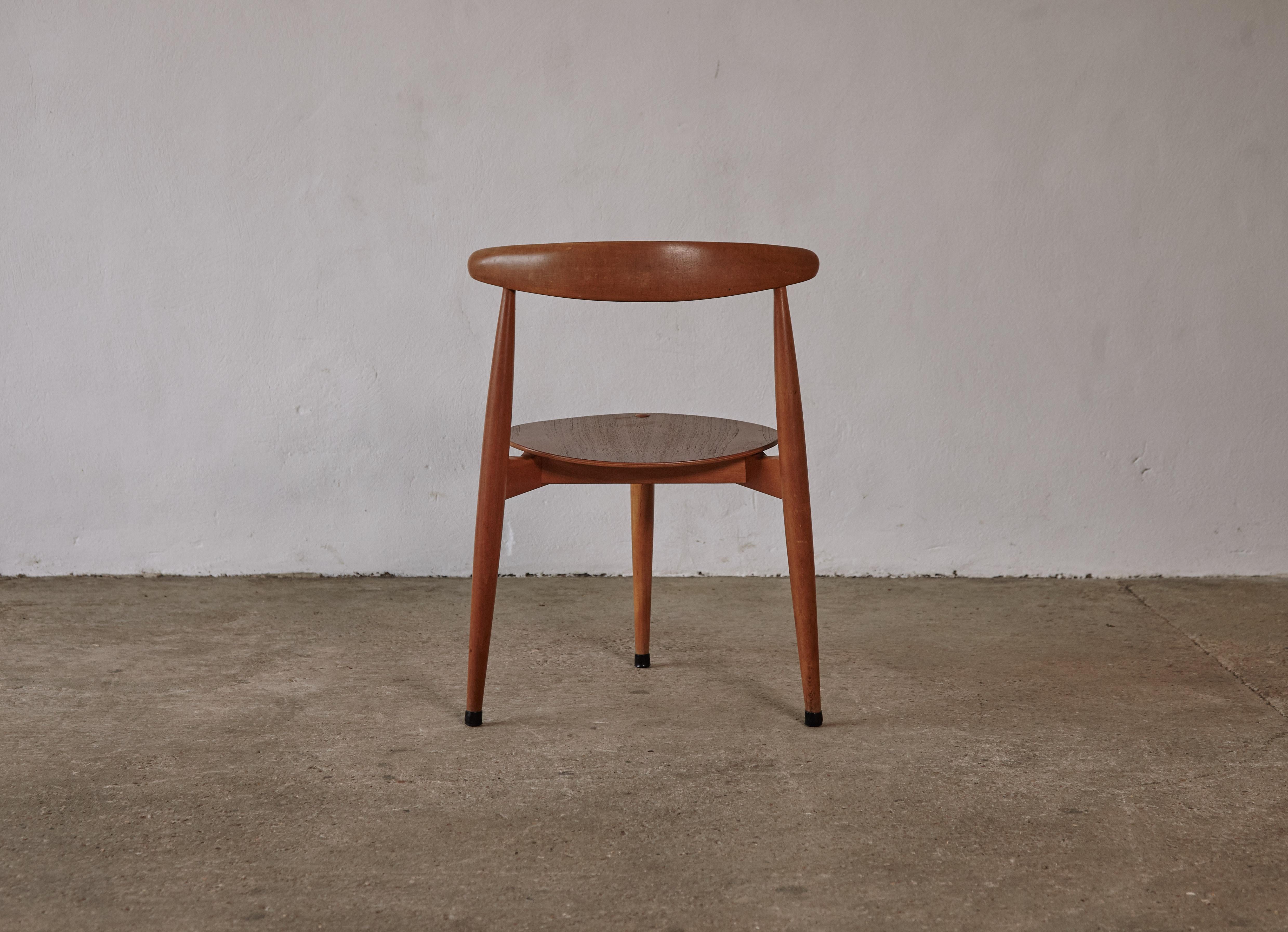 Hans Wegner Heart Dining Chairs and Table, Fritz Hansen, Denmark, 1950s 3