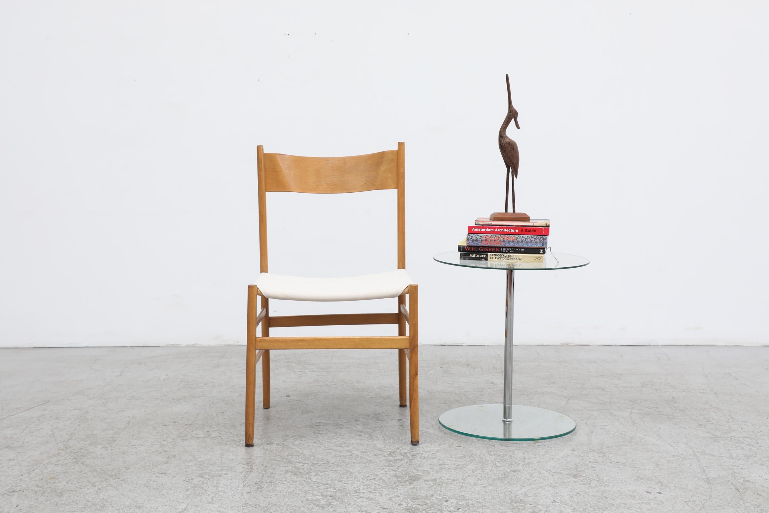 Von Hans Wegner inspirierte dänische Esszimmerstühle mit neuen seilgebundenen Sitzflächen aus natürlichem Segeltuch und blonden Holzrahmen aus einer niederländischen Kirche. Die Stühle sind im Originalzustand mit sichtbaren Abnutzungserscheinungen