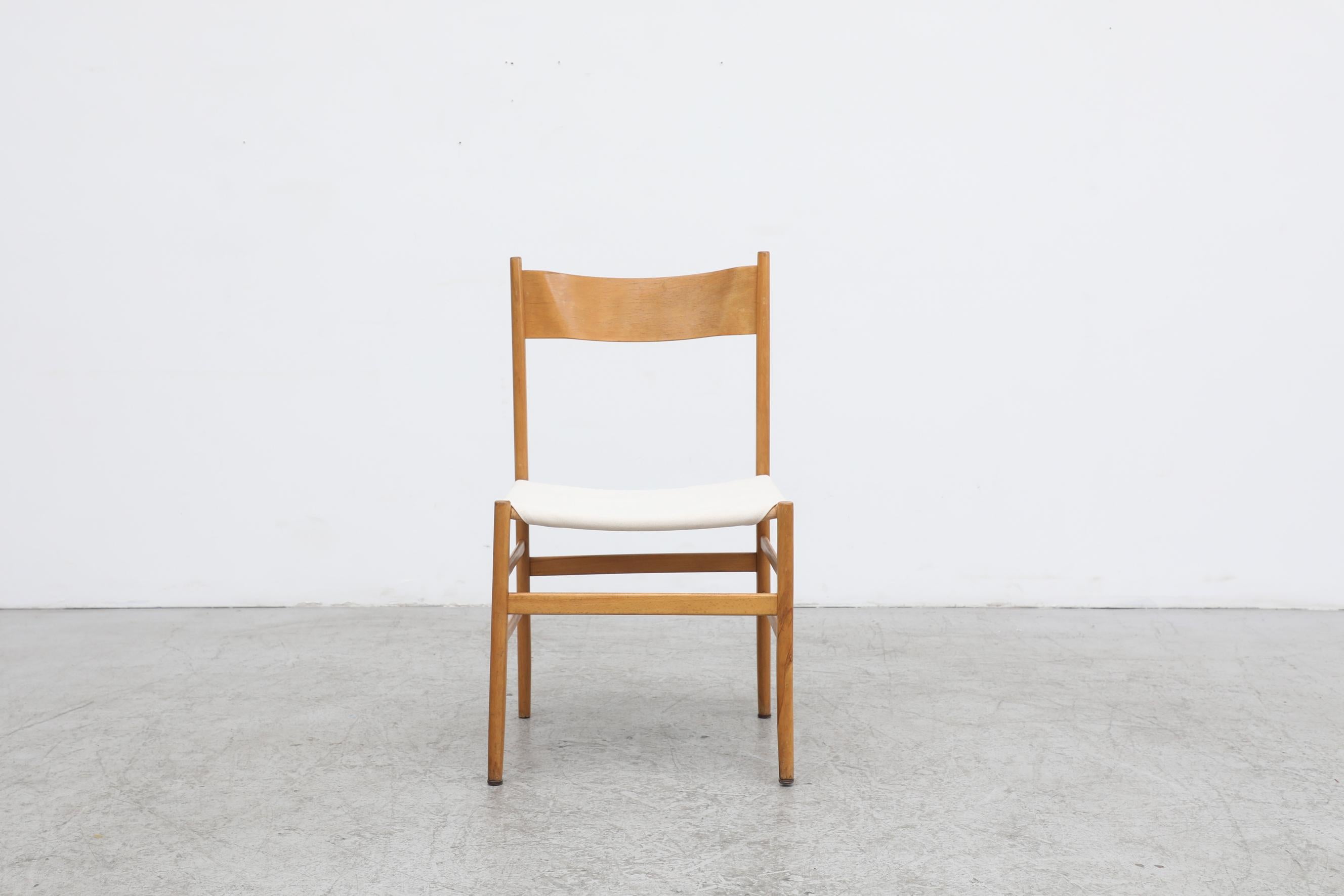 Hans Wegner inspirierte dänische blonde Esszimmerstühle mit neuen weißen Segeltuchsitzen im Zustand „Gut“ im Angebot in Los Angeles, CA