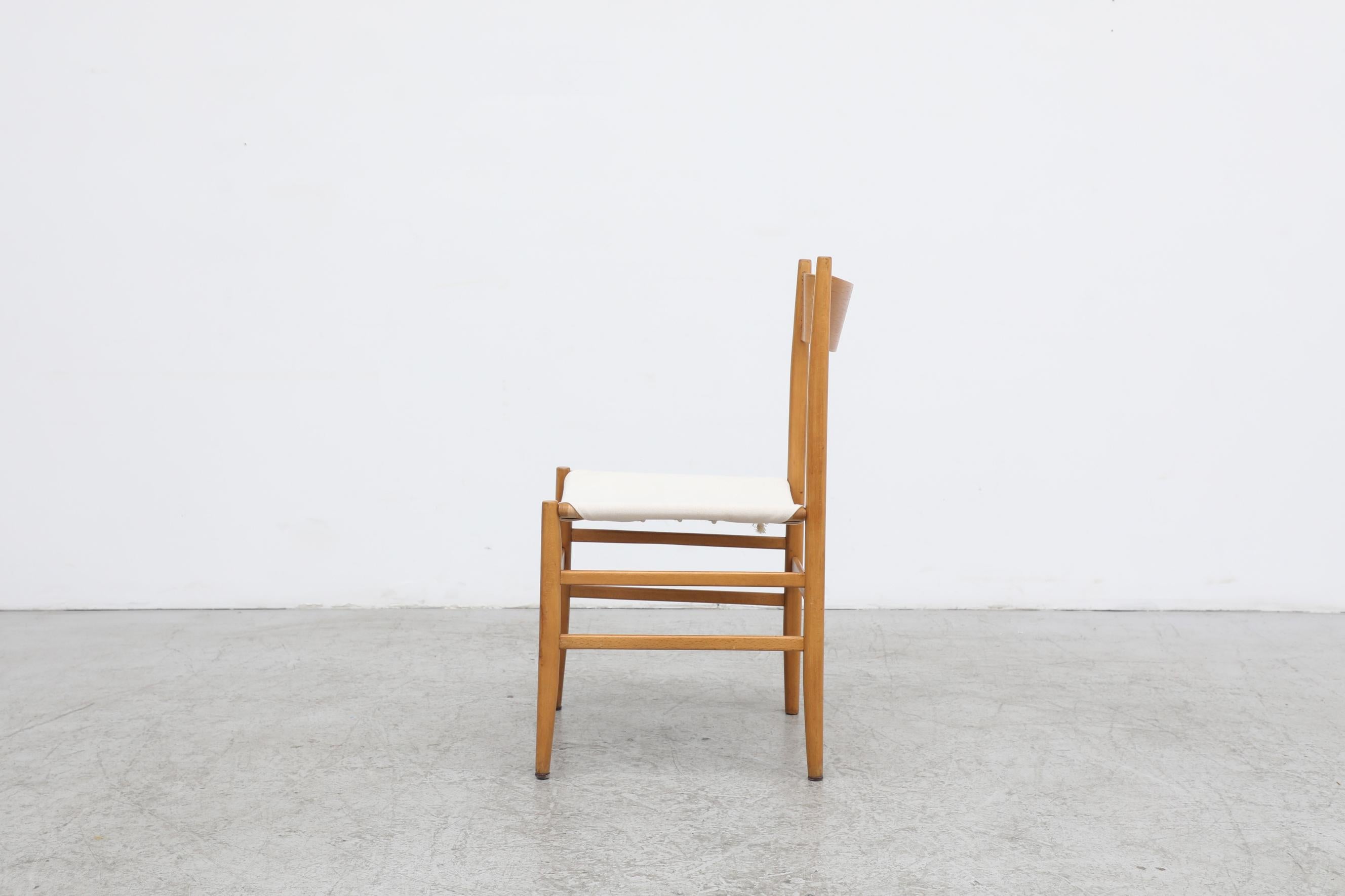 Hans Wegner inspirierte dänische blonde Esszimmerstühle mit neuen weißen Segeltuchsitzen (Mitte des 20. Jahrhunderts) im Angebot