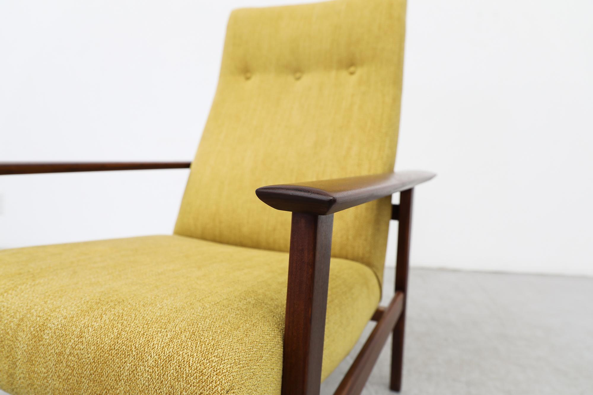 Belle chaise longue d'inspiration Hans Wegner en teck du milieu du siècle dernier en tissu safran en vente 5