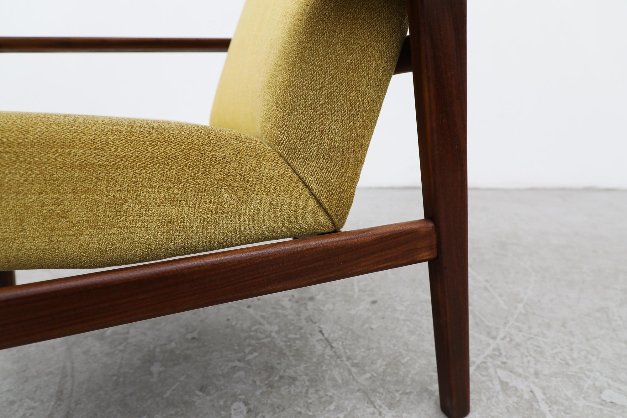 Belle chaise longue d'inspiration Hans Wegner en teck du milieu du siècle dernier en tissu safran en vente 8