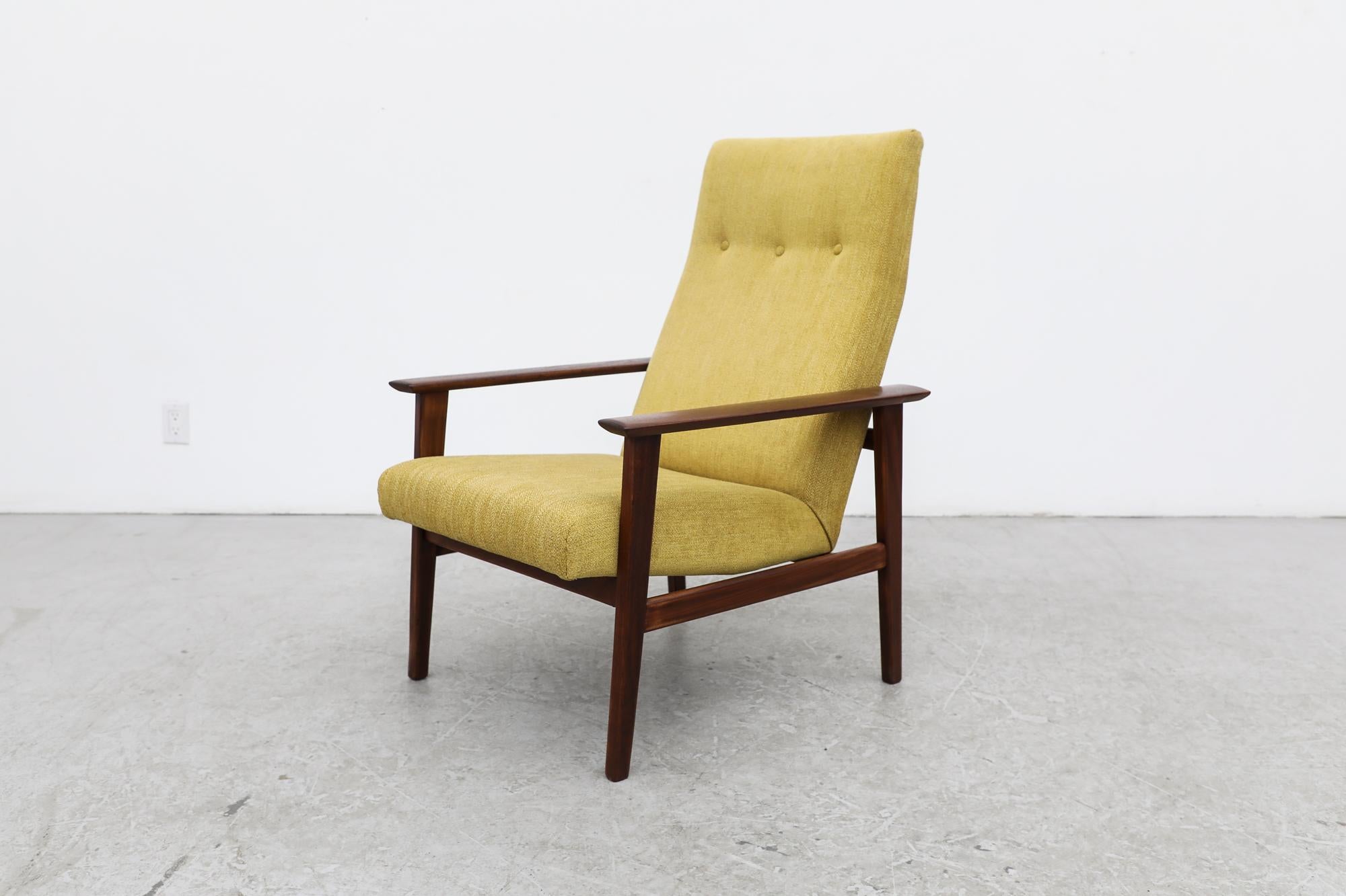 Mid-Century Modern Belle chaise longue d'inspiration Hans Wegner en teck du milieu du siècle dernier en tissu safran en vente