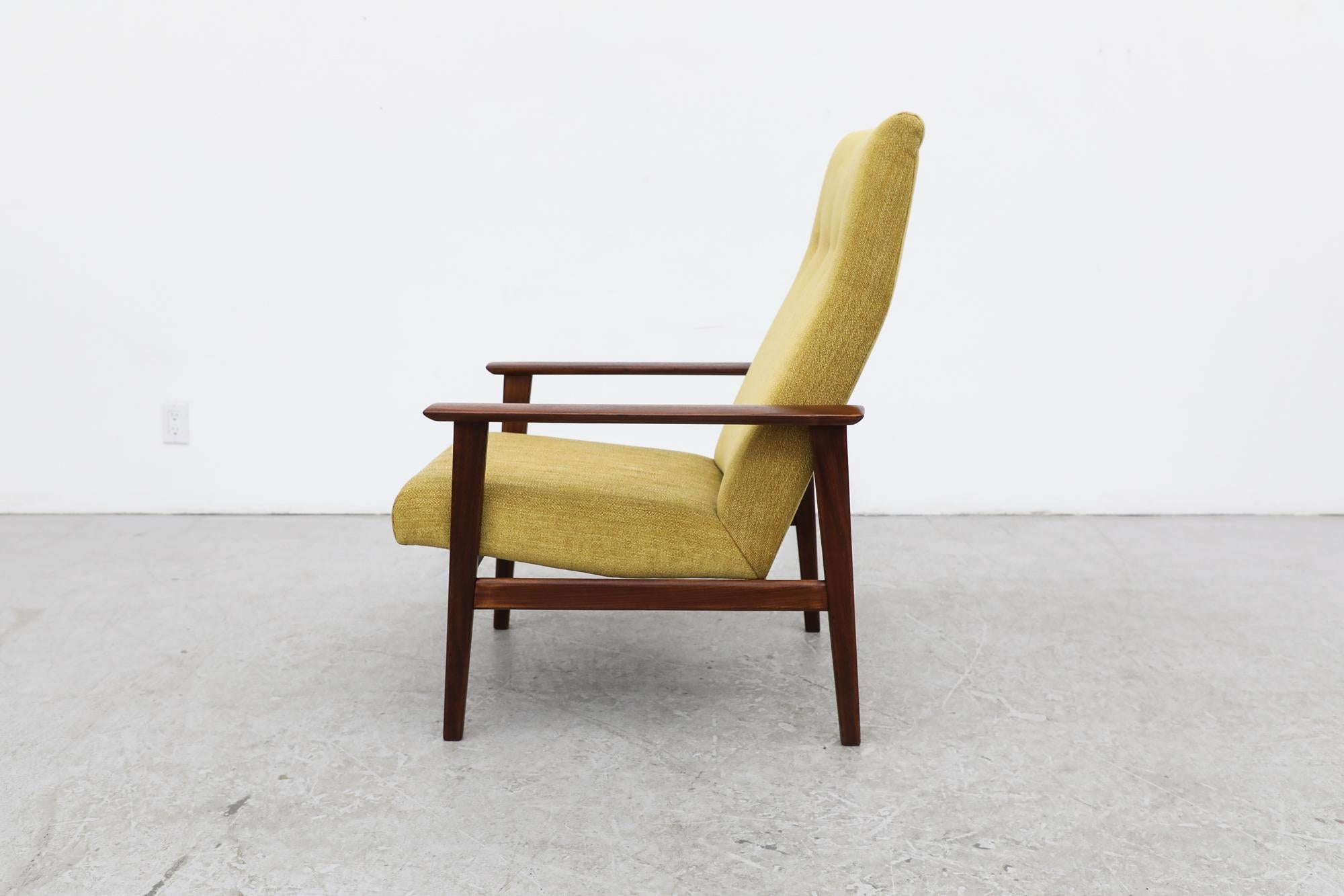 Schöner, von Hans Wegner inspirierter Teakholz-Loungesessel aus der Mitte des Jahrhunderts mit safranfarbenem Stoff (Dänisch) im Angebot