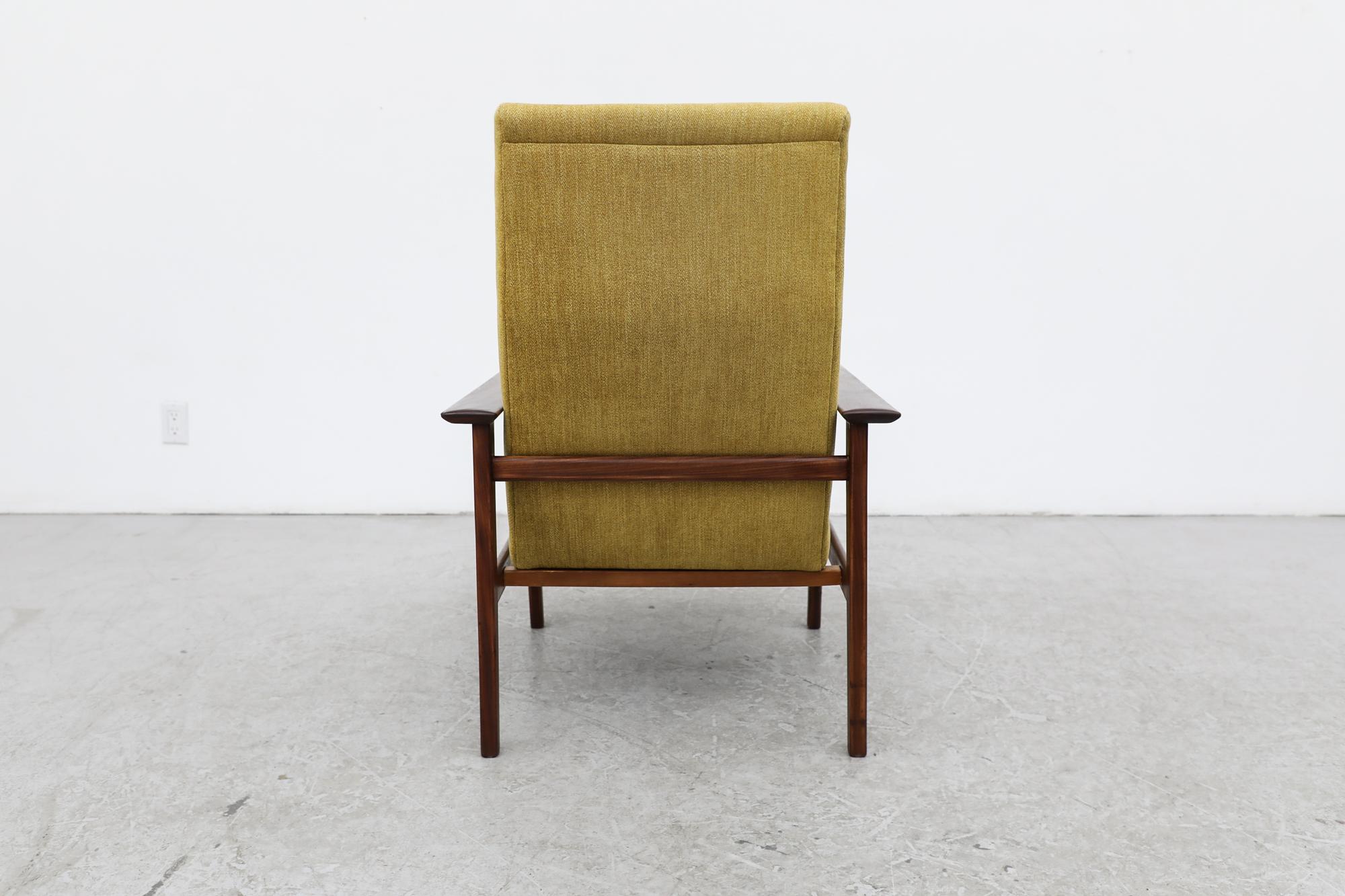 Milieu du XXe siècle Belle chaise longue d'inspiration Hans Wegner en teck du milieu du siècle dernier en tissu safran en vente
