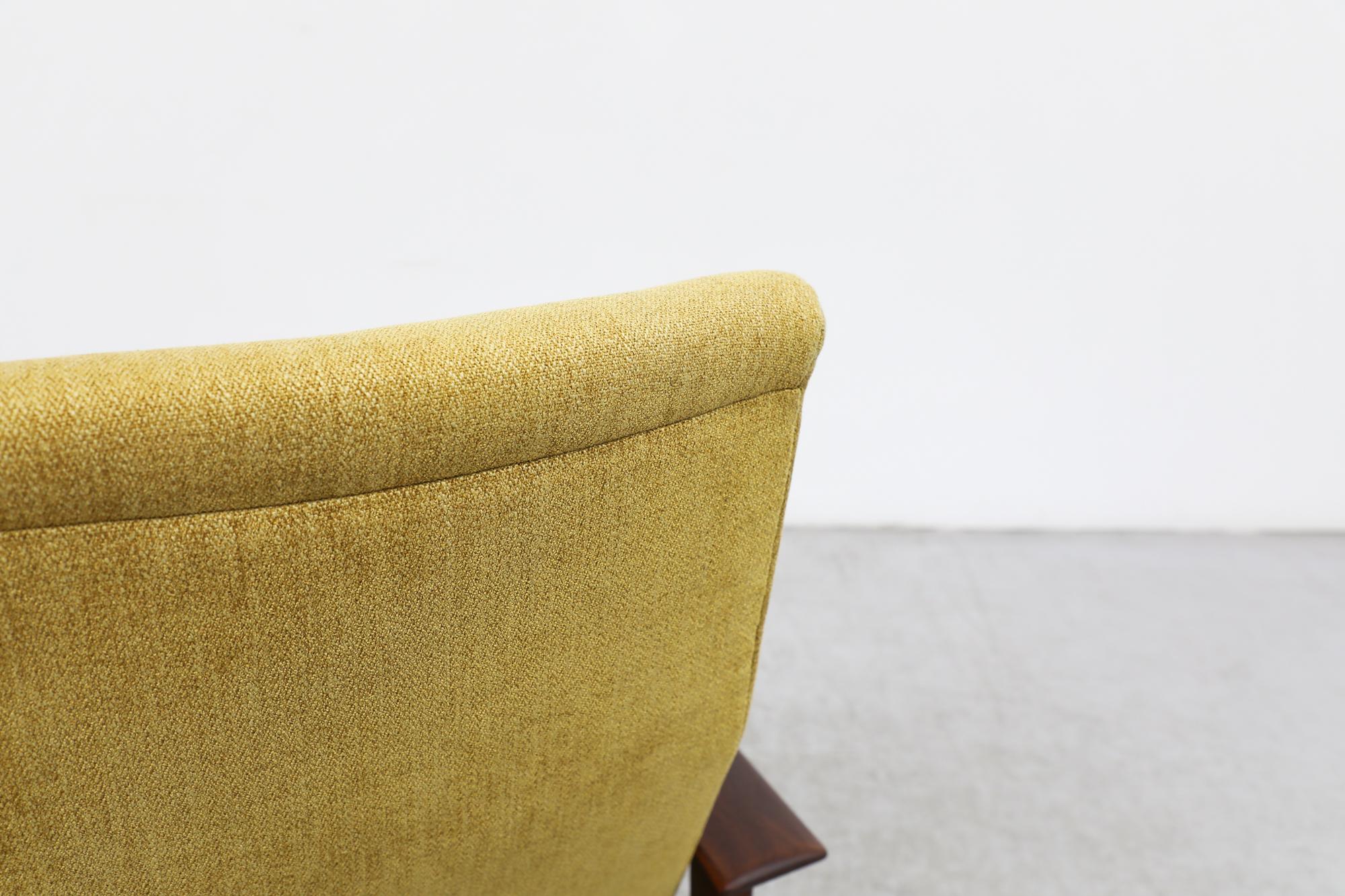 Belle chaise longue d'inspiration Hans Wegner en teck du milieu du siècle dernier en tissu safran en vente 1