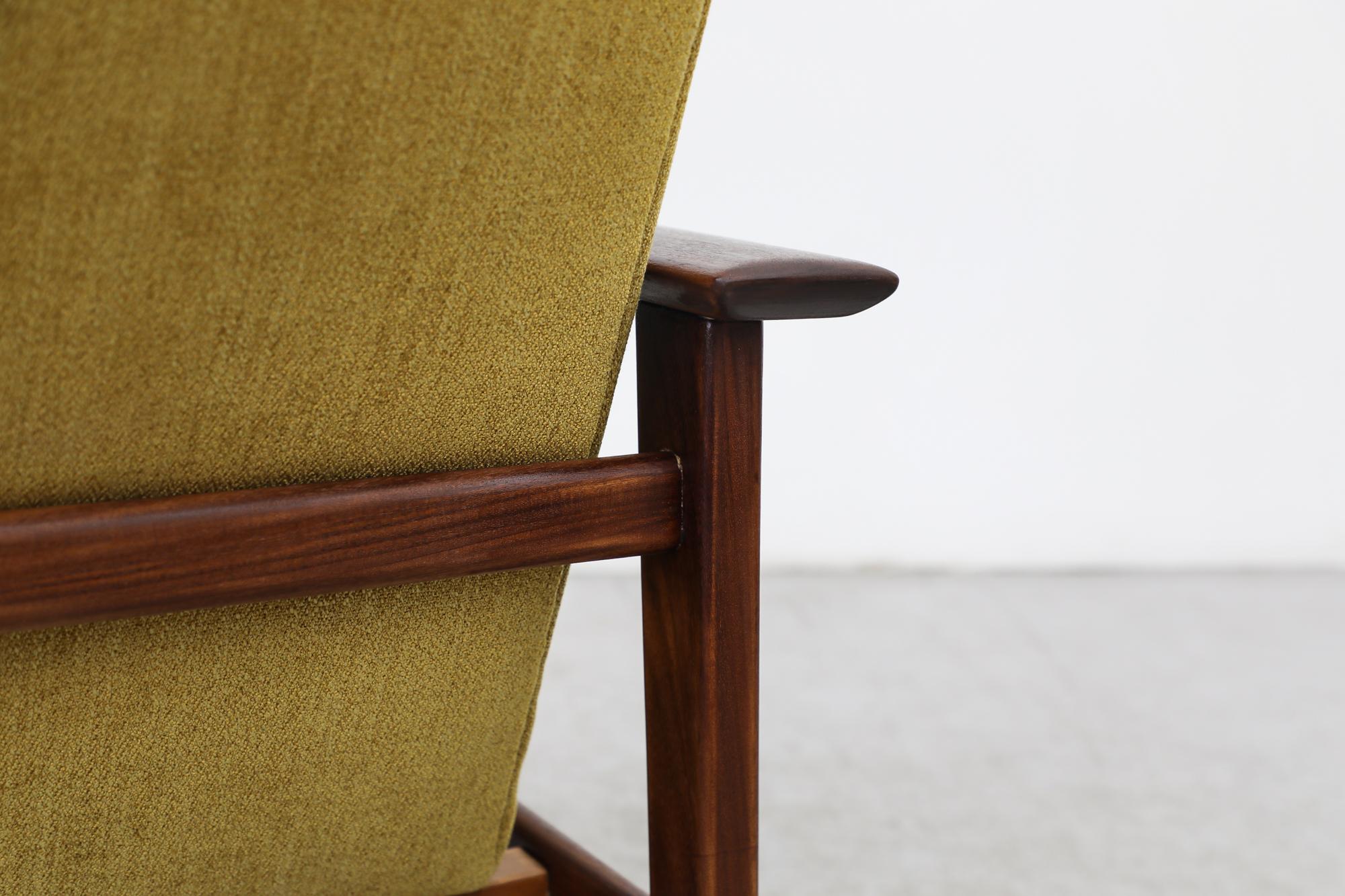 Belle chaise longue d'inspiration Hans Wegner en teck du milieu du siècle dernier en tissu safran en vente 2