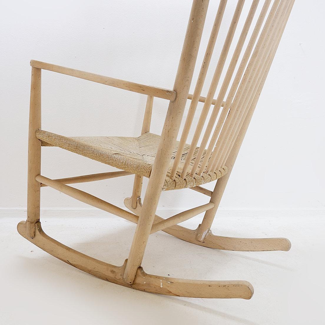 Sedia a dondolo Hans Wegner J16 di Kvist Mobler A/S, Danimarca 1970
Scandinavo Mid-Century - Sedia a dondolo
Misure: 61x80cm H: 108 SH: 40cm 
Materiali : Wood - Corde di carta (seduta)
La sedia a dondolo è stata precedentemente carteggiata: alcune