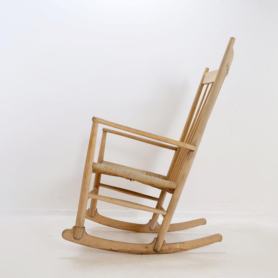 Scandinavo moderno Sedia a dondolo Hans Wegner J16 di Kvist Mobler A/S, Danimarca 1970 in vendita