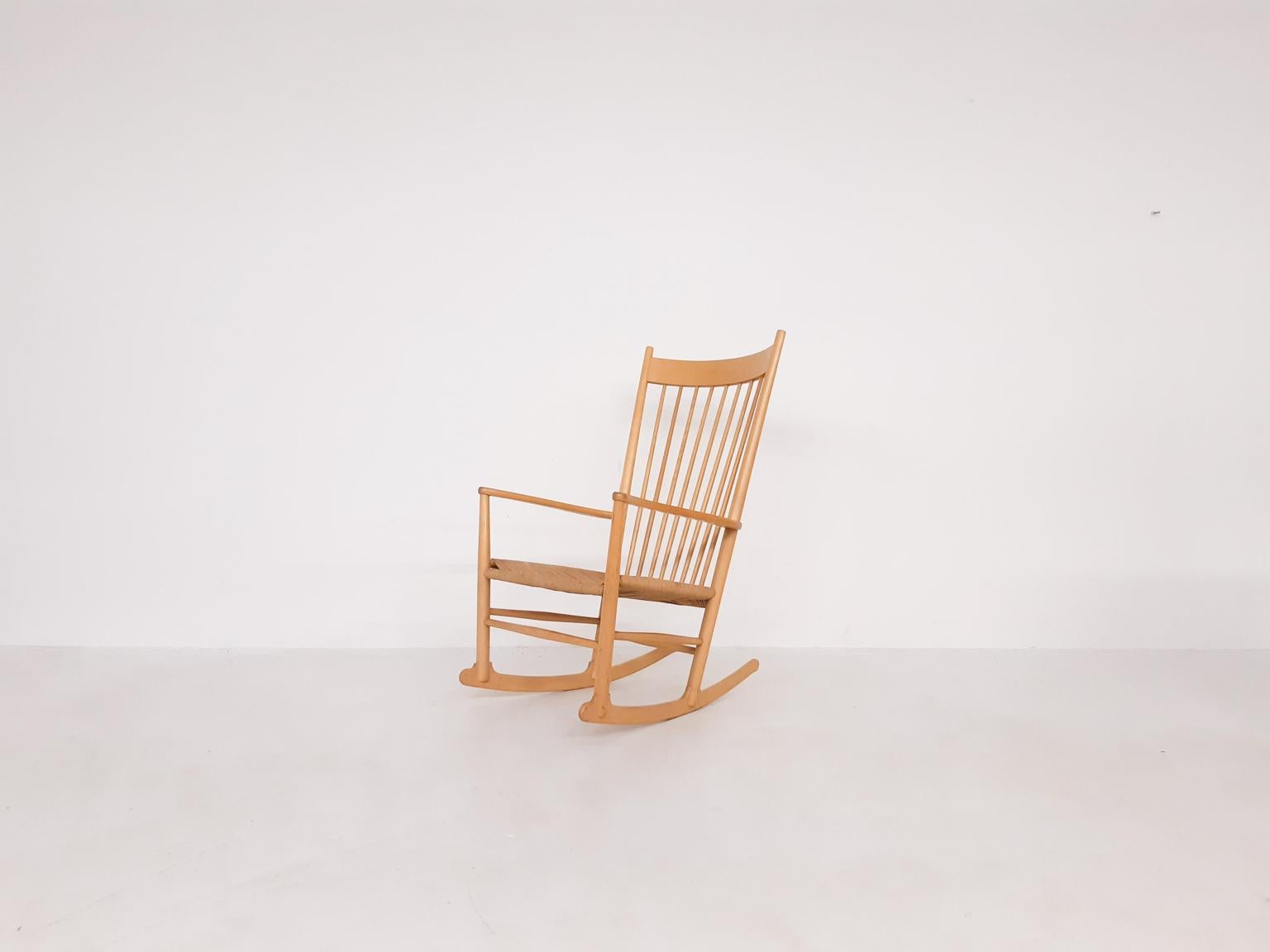 Natural oak rocking chair with papercord seating. Designed in 1944 by Hans Wegner with the help of Borge Mogensen.

This model was produced by Fredericia.