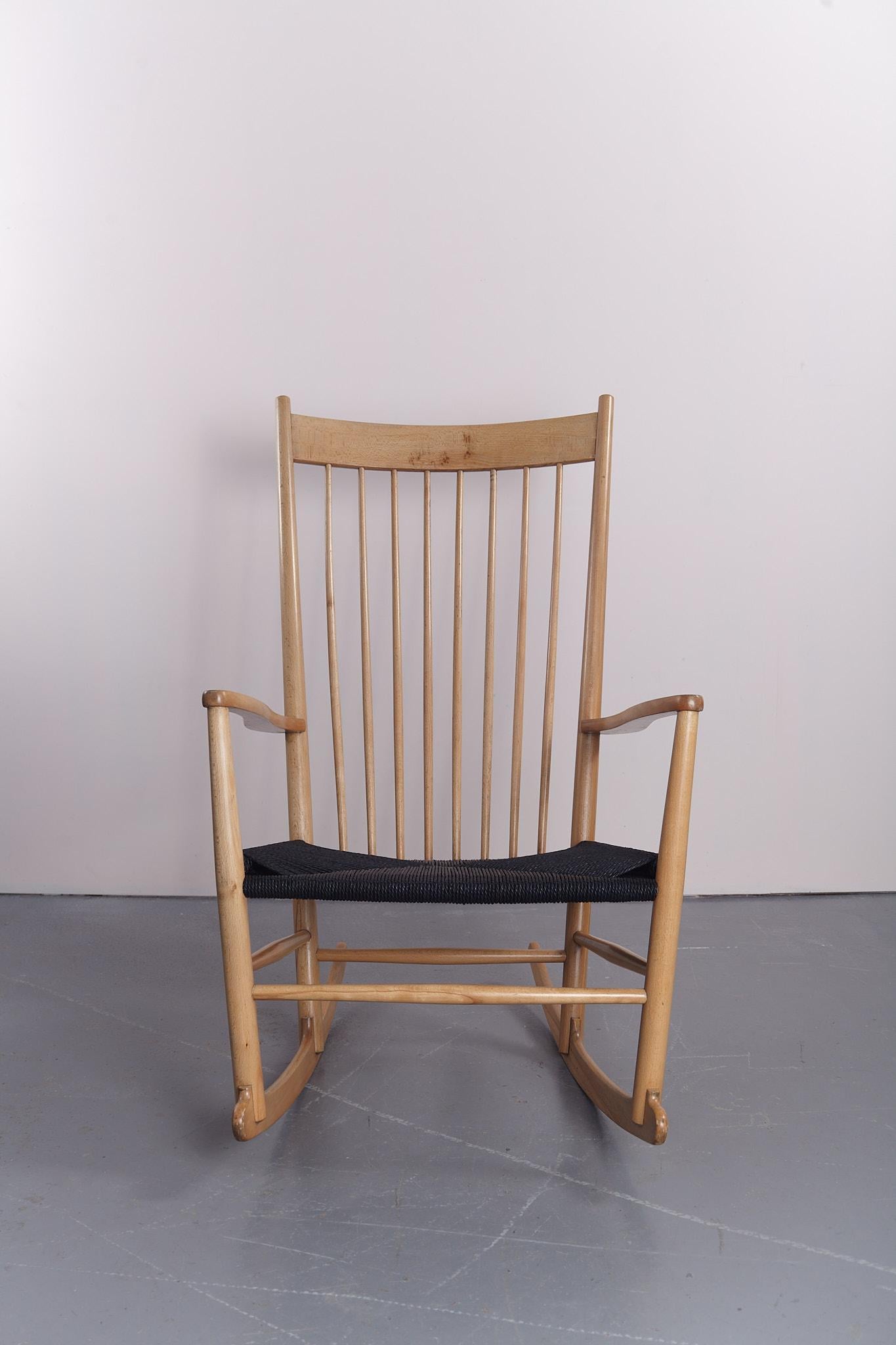 Der 1944 entworfene Schaukelstuhl J16 war der erste Serienstuhl von Hans Wegner. Diese Wippe, deren Design an den Shaker-Stil und den Windsor-Stuhl angelehnt ist, ist großzügig proportioniert und wirkt dennoch leicht und elegant im Raum. 

Wegner