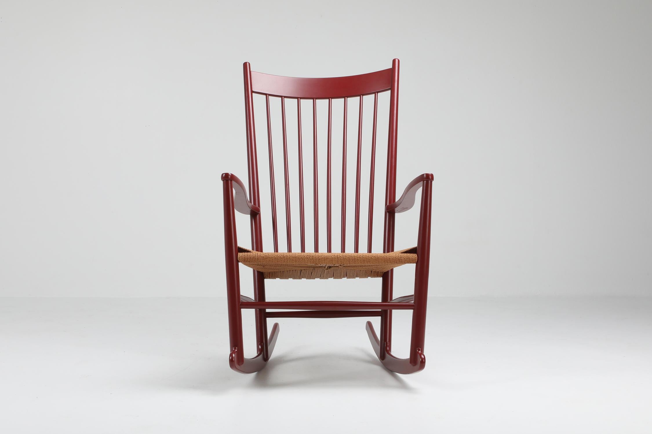 Hans Wegner J16 Schaukelstuhl in Burgund (Europäisch)