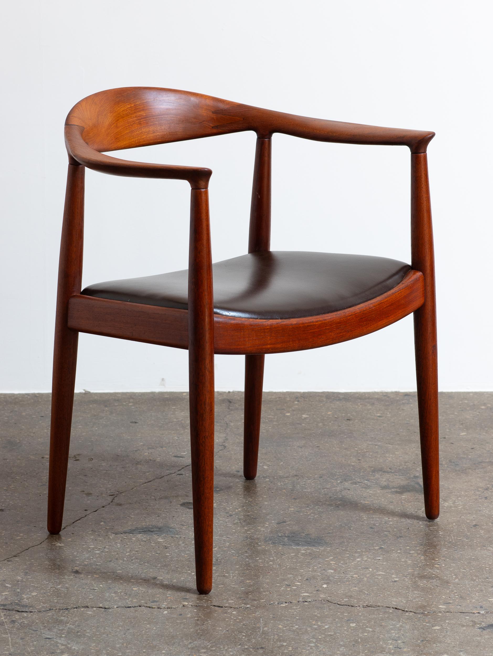 Fauteuils ronds Hans Wegner JH-503 en teck avec sièges en cuir chocolat, années 1950 en vente 3