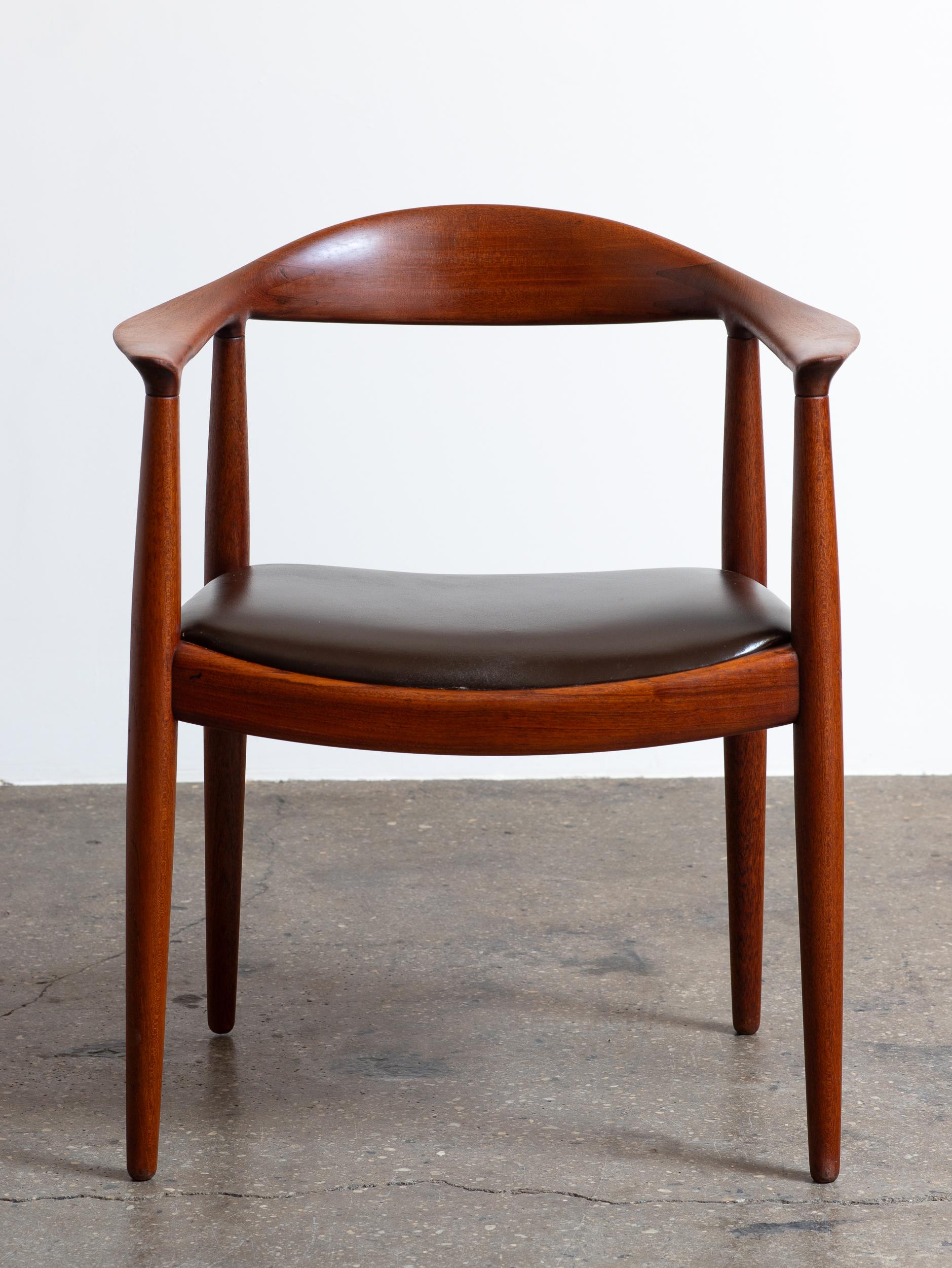 Fauteuils ronds Hans Wegner JH-503 en teck avec sièges en cuir chocolat, années 1950 en vente 4