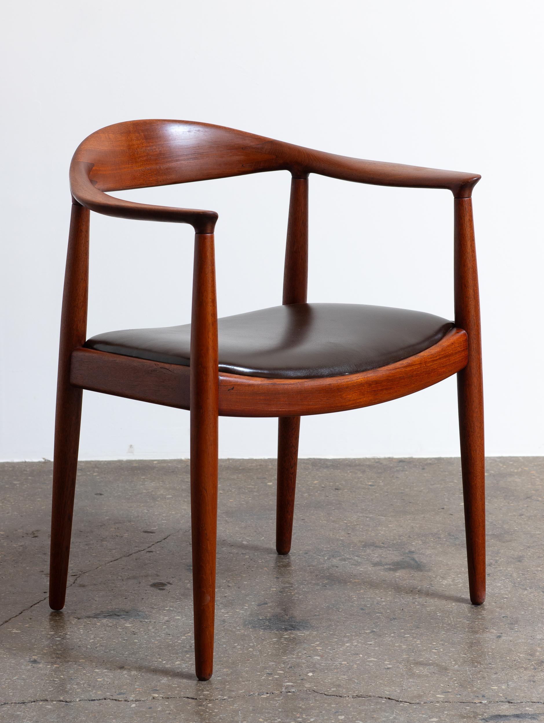 Fauteuils ronds Hans Wegner JH-503 en teck avec sièges en cuir chocolat, années 1950 en vente 5