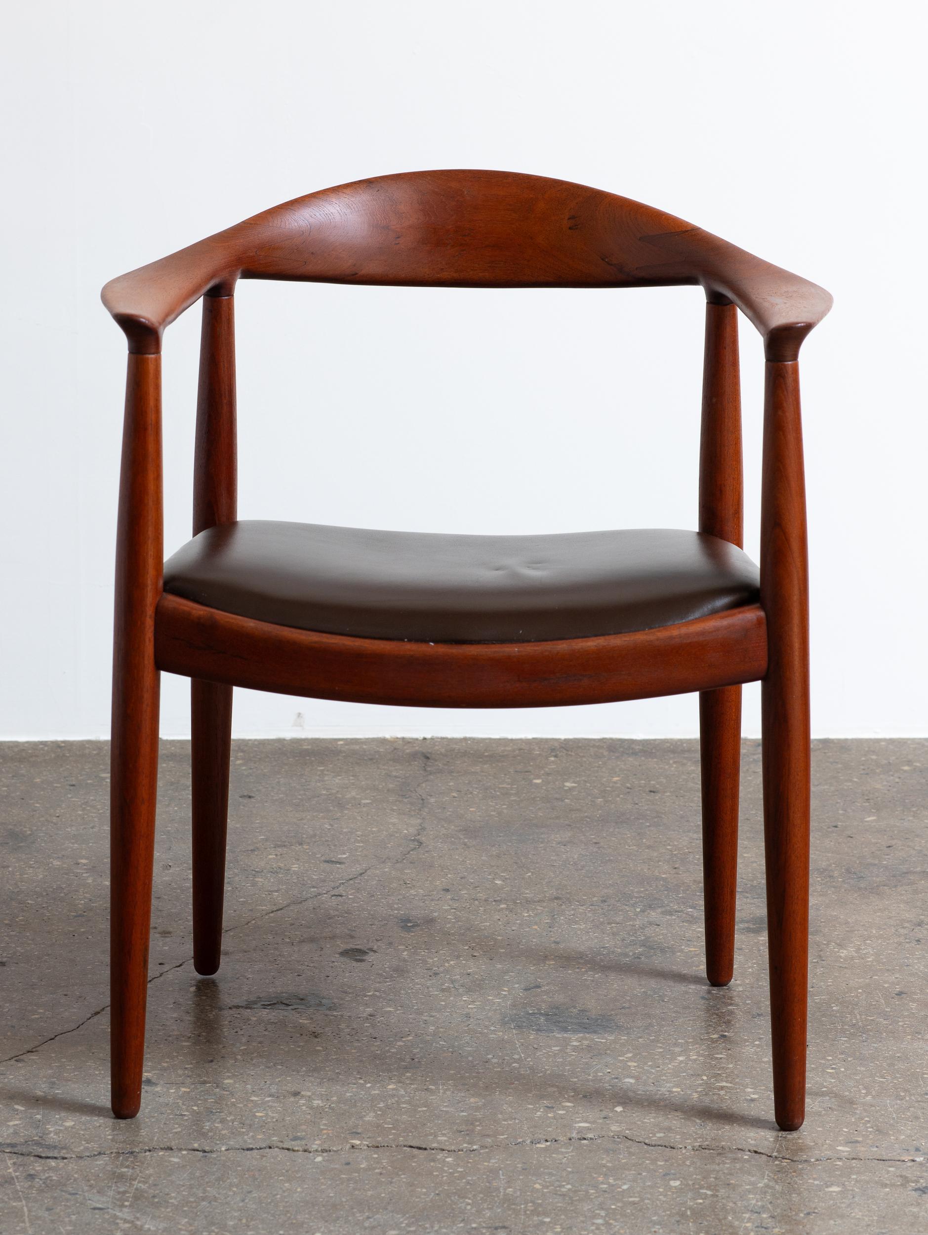 Fauteuils ronds Hans Wegner JH-503 en teck avec sièges en cuir chocolat, années 1950 en vente 6