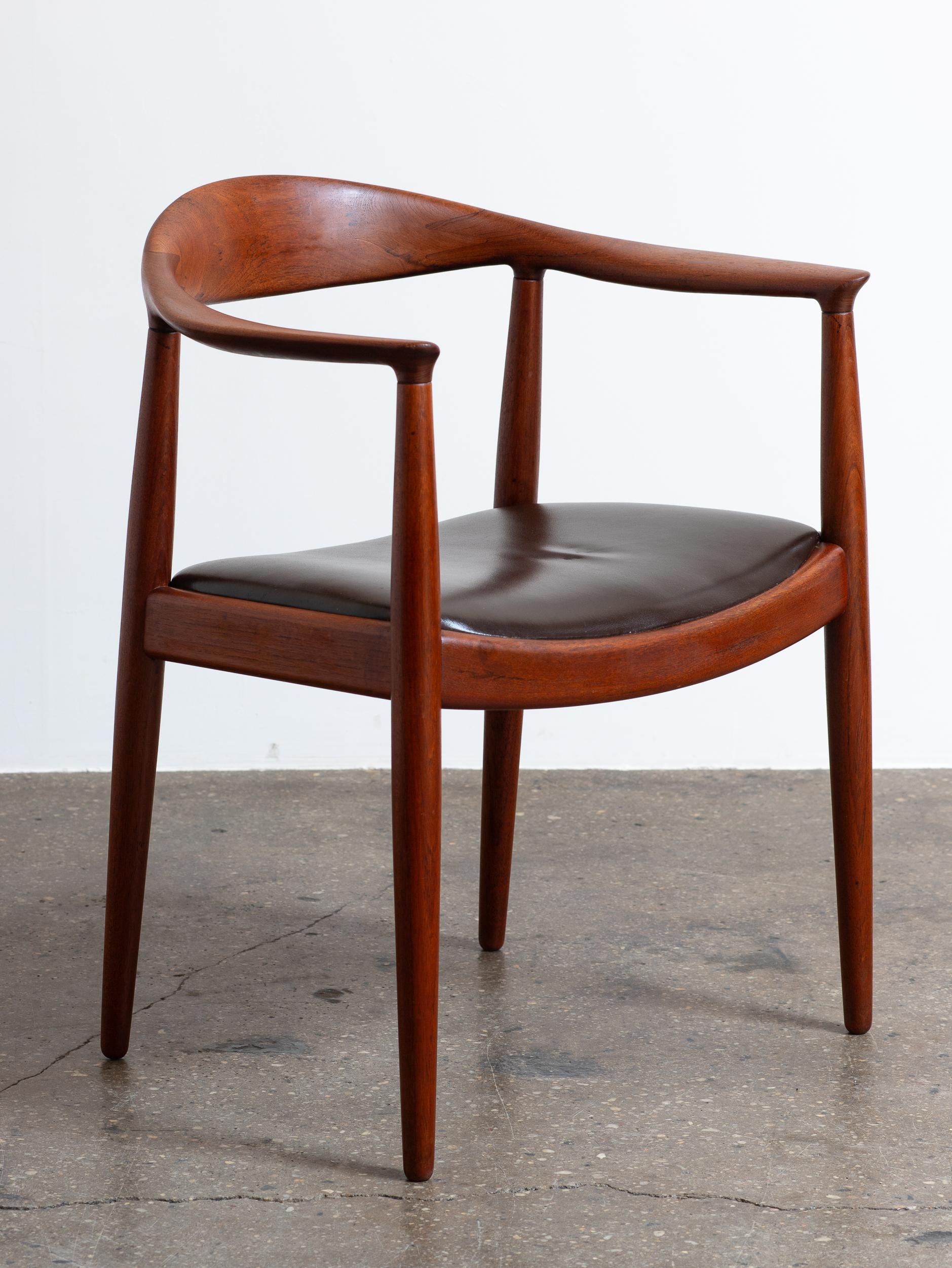 Fauteuils ronds Hans Wegner JH-503 en teck avec sièges en cuir chocolat, années 1950 en vente 7