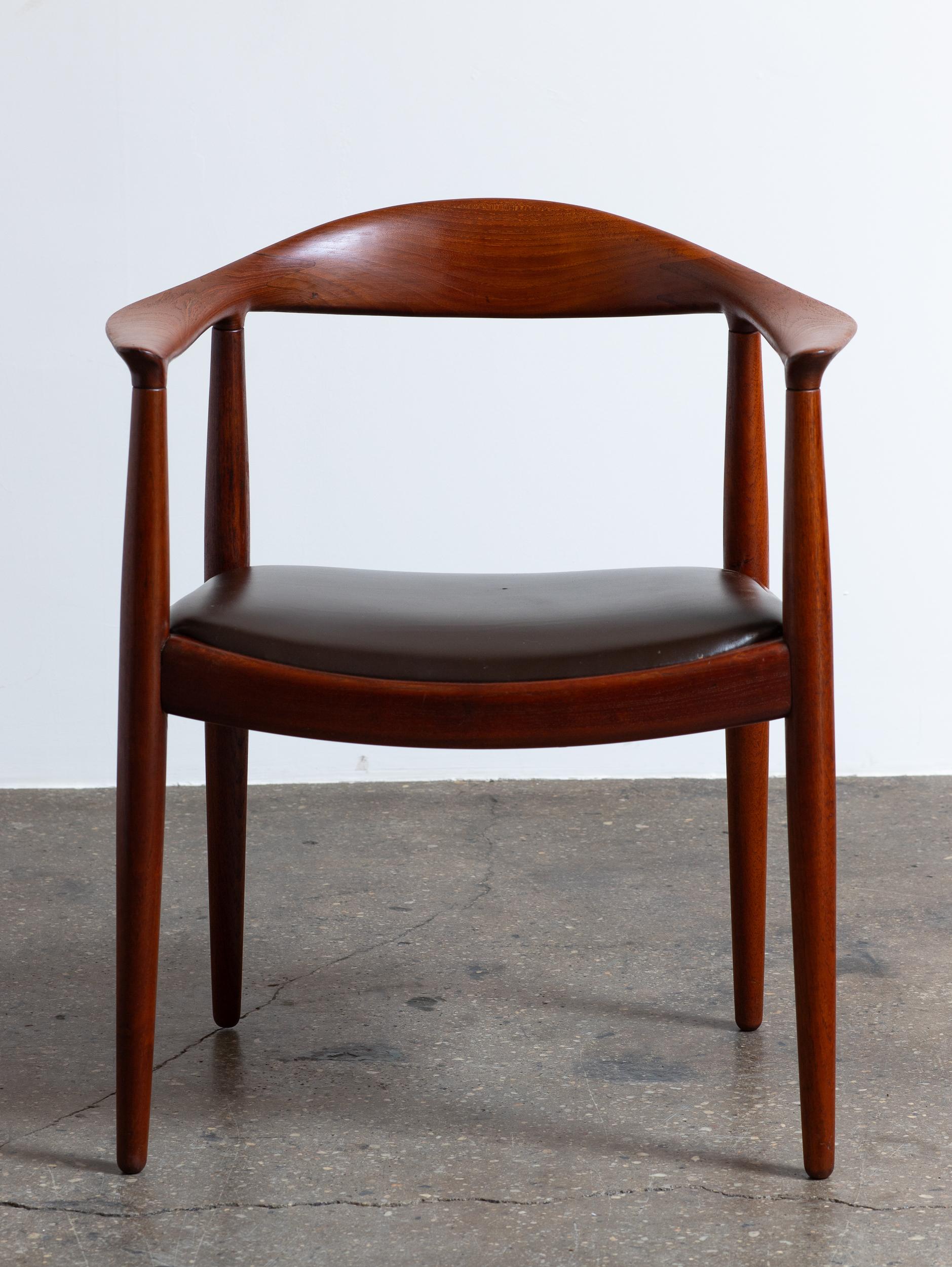 Fauteuils ronds Hans Wegner JH-503 en teck avec sièges en cuir chocolat, années 1950 en vente 8