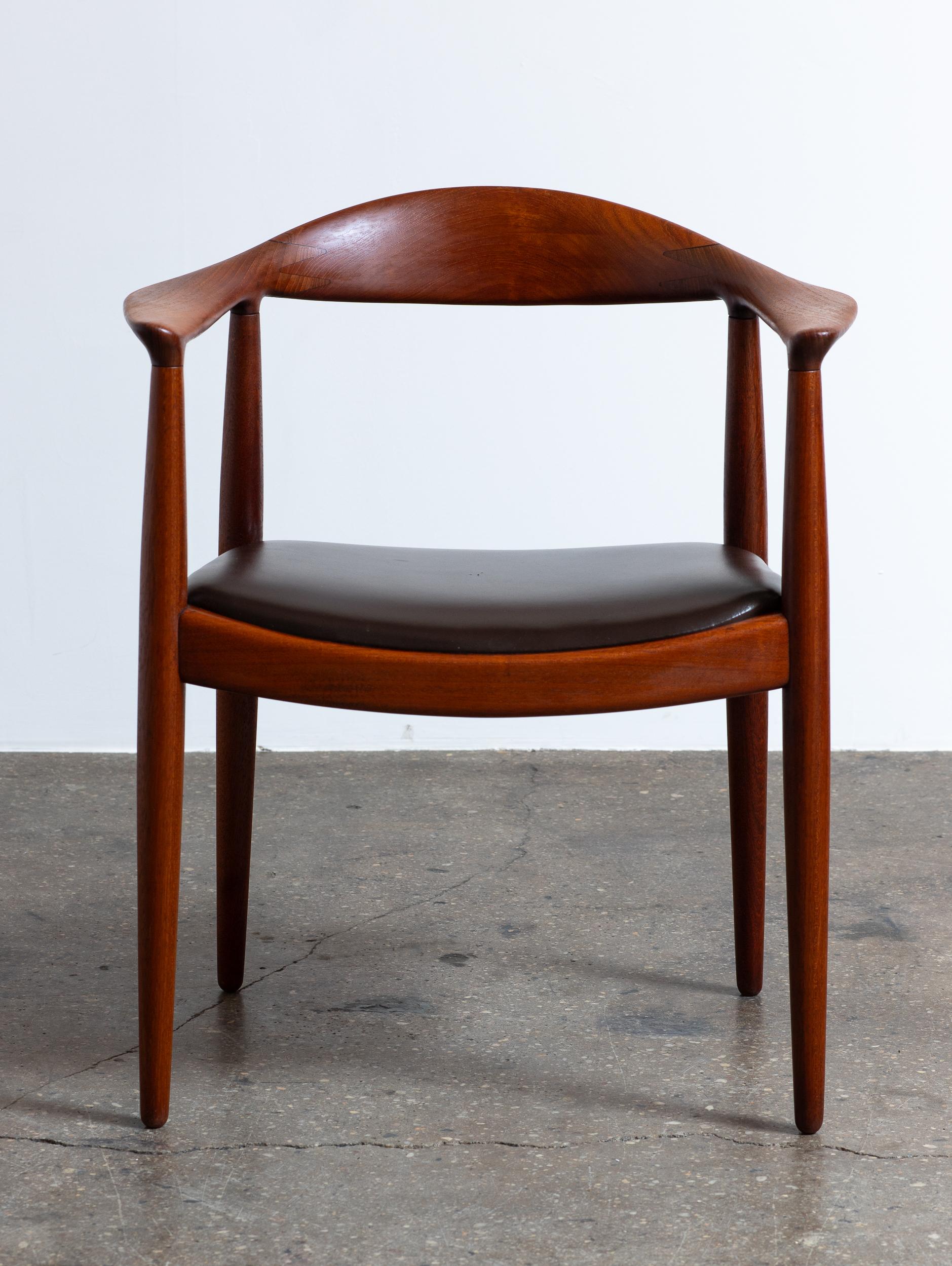 Fauteuils ronds Hans Wegner JH-503 en teck avec sièges en cuir chocolat, années 1950 en vente 9
