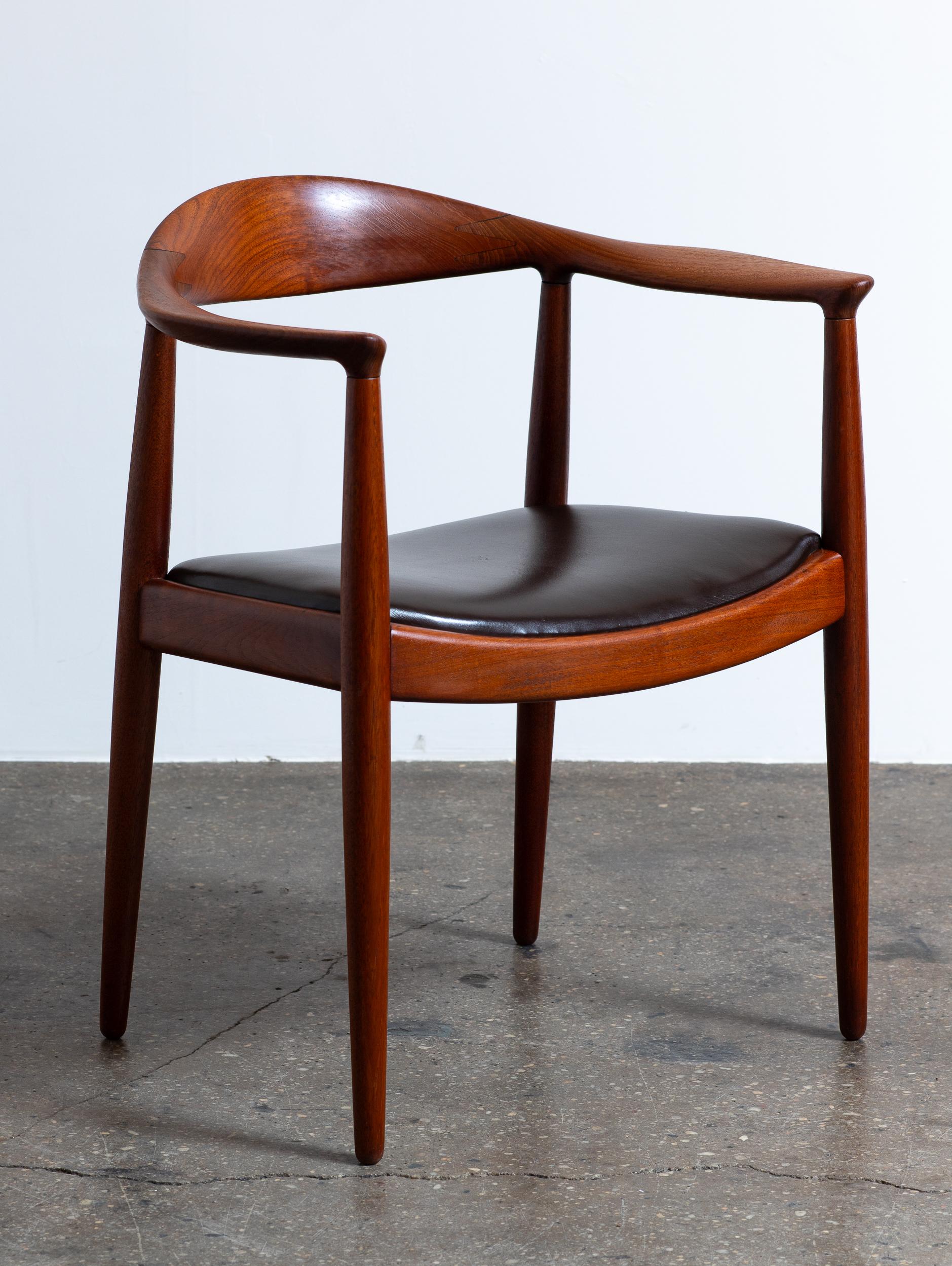 Fauteuils ronds Hans Wegner JH-503 en teck avec sièges en cuir chocolat, années 1950 en vente 10