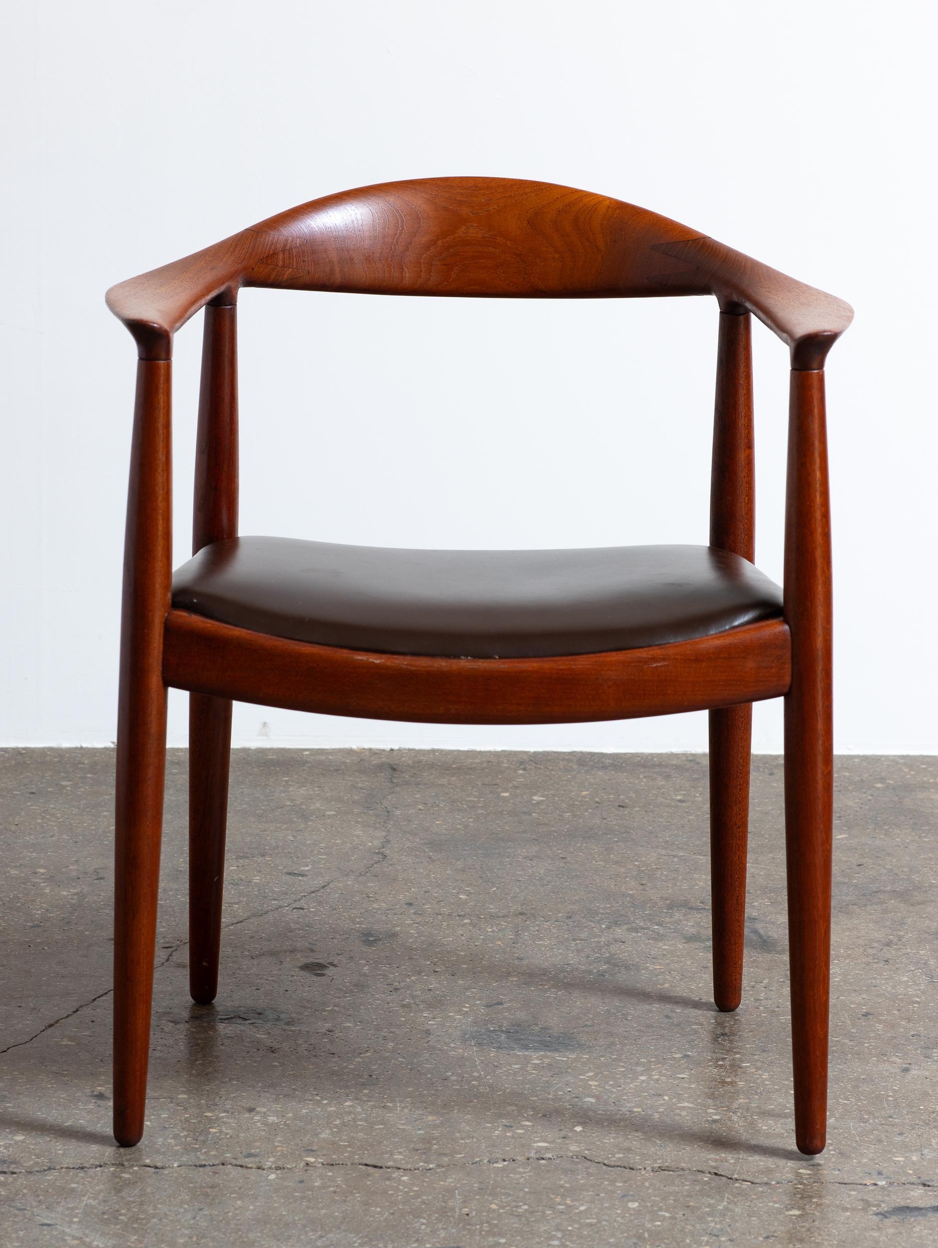Fauteuils ronds Hans Wegner JH-503 en teck avec sièges en cuir chocolat, années 1950 en vente 11