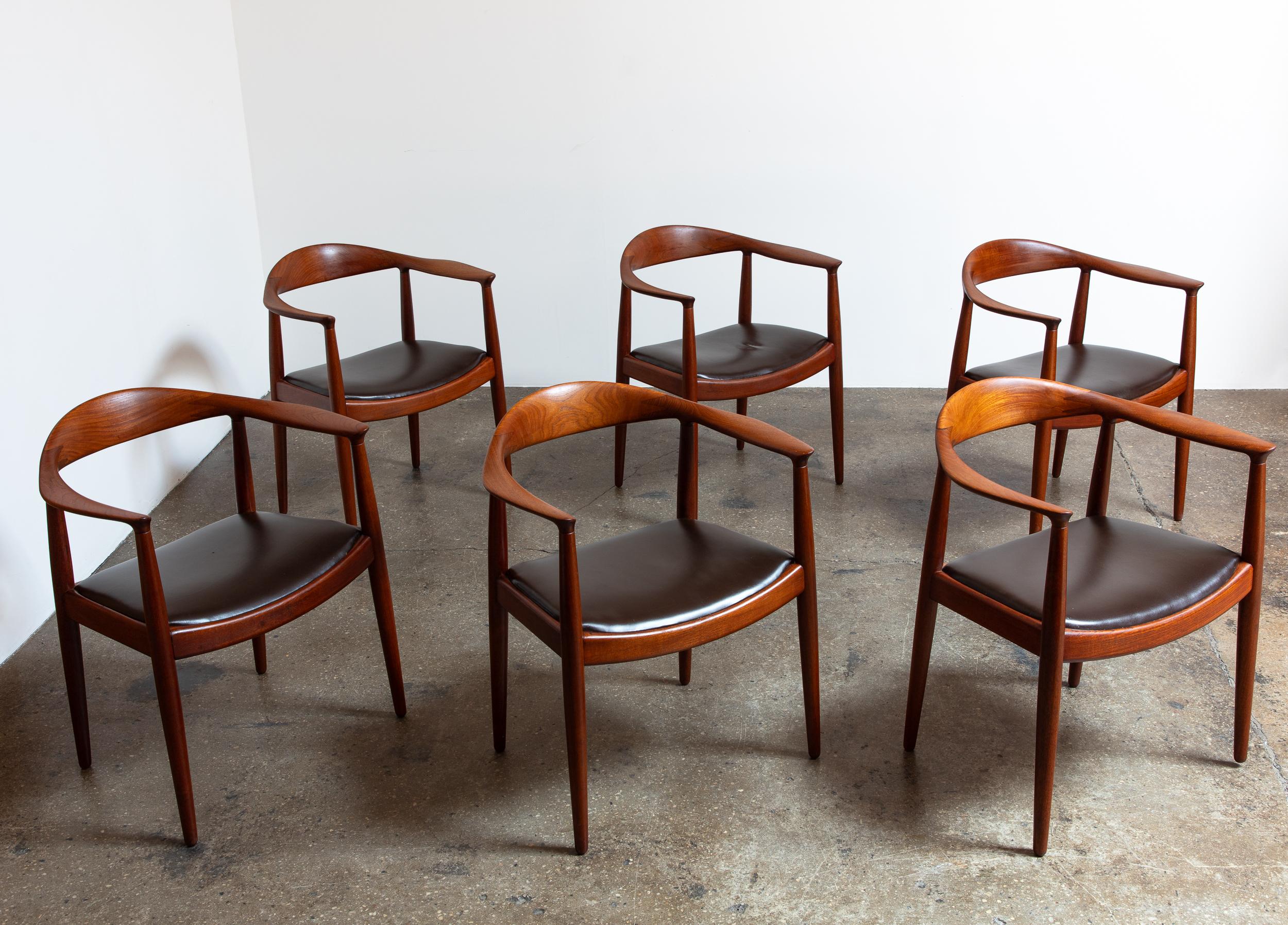 Fauteuils ronds Hans Wegner JH-503 en teck avec sièges en cuir chocolat, années 1950 en vente 12