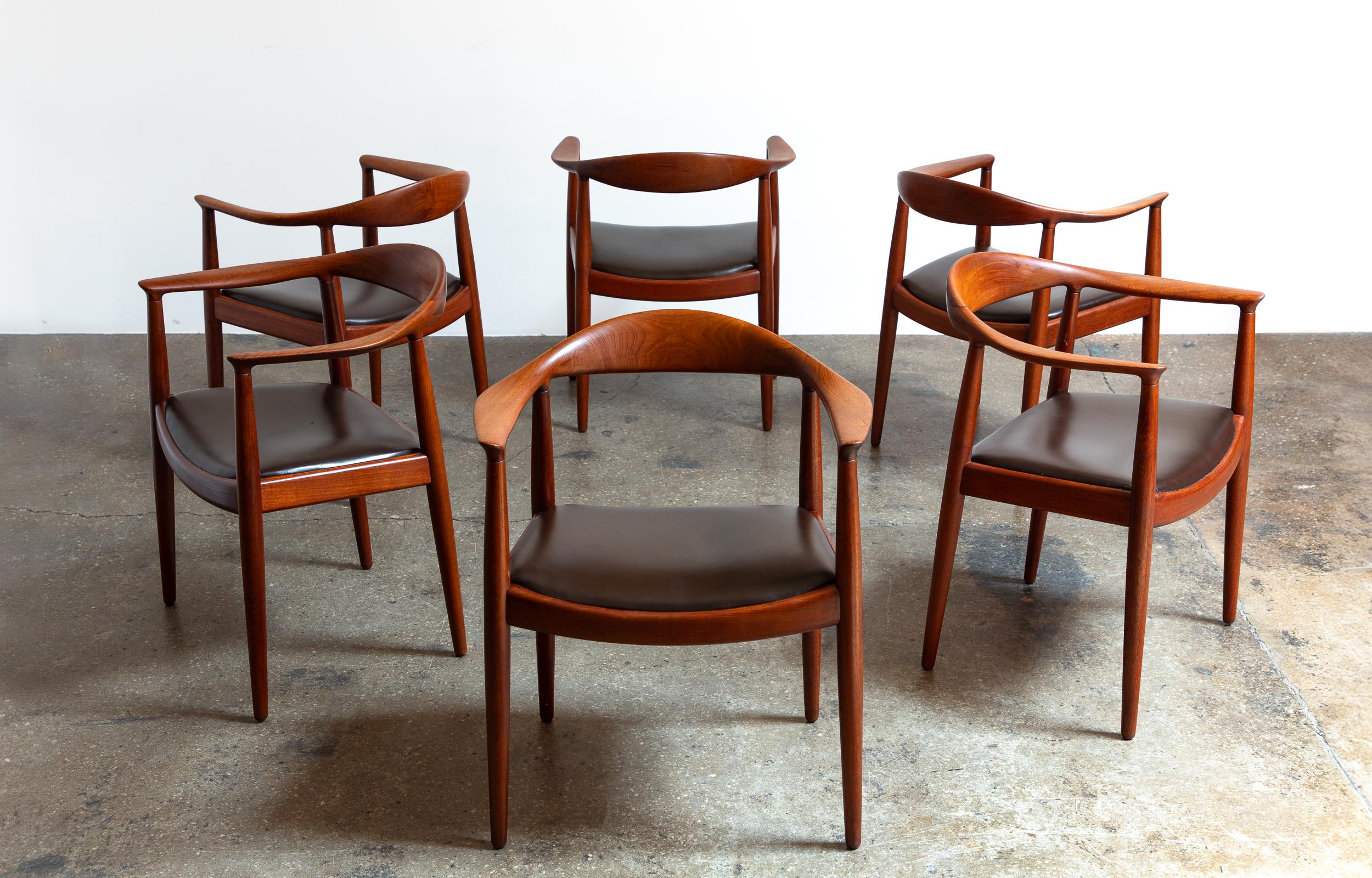 Ensemble original de six fauteuils JH-503 en teck massif, conçus par Hans J. Wegner et fabriqués par le maître ébéniste Johannes Hansen à Copenhague, années 1950.

Ce modèle précoce est l'un des modèles de chaise les plus rigoureusement exécutés par