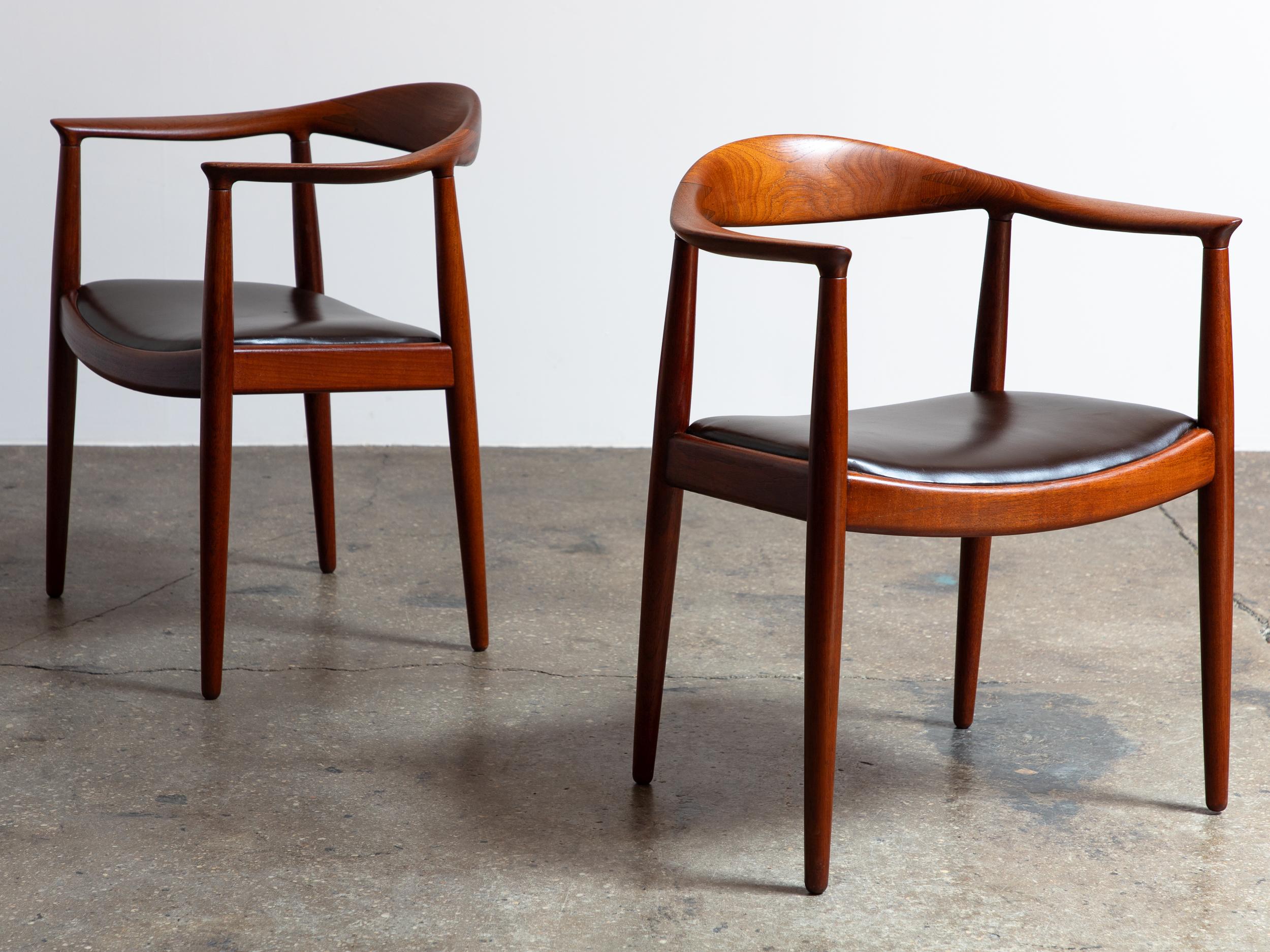 Scandinave moderne Fauteuils ronds Hans Wegner JH-503 en teck avec sièges en cuir chocolat, années 1950 en vente