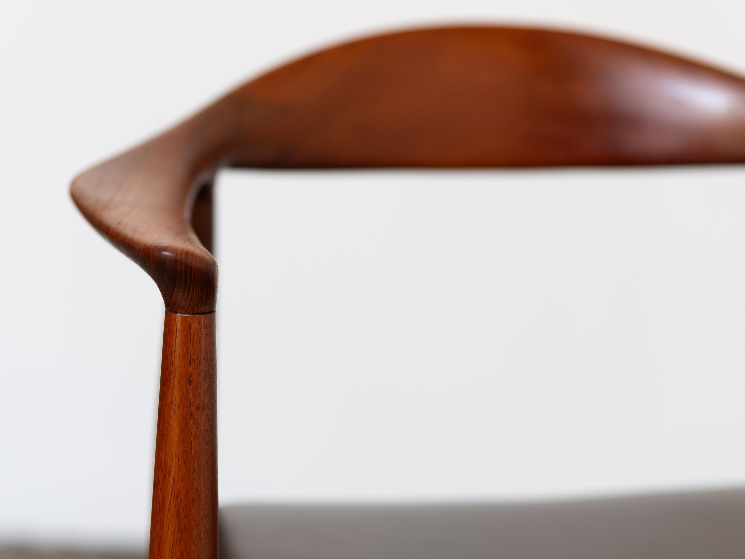 Danois Fauteuils ronds Hans Wegner JH-503 en teck avec sièges en cuir chocolat, années 1950 en vente