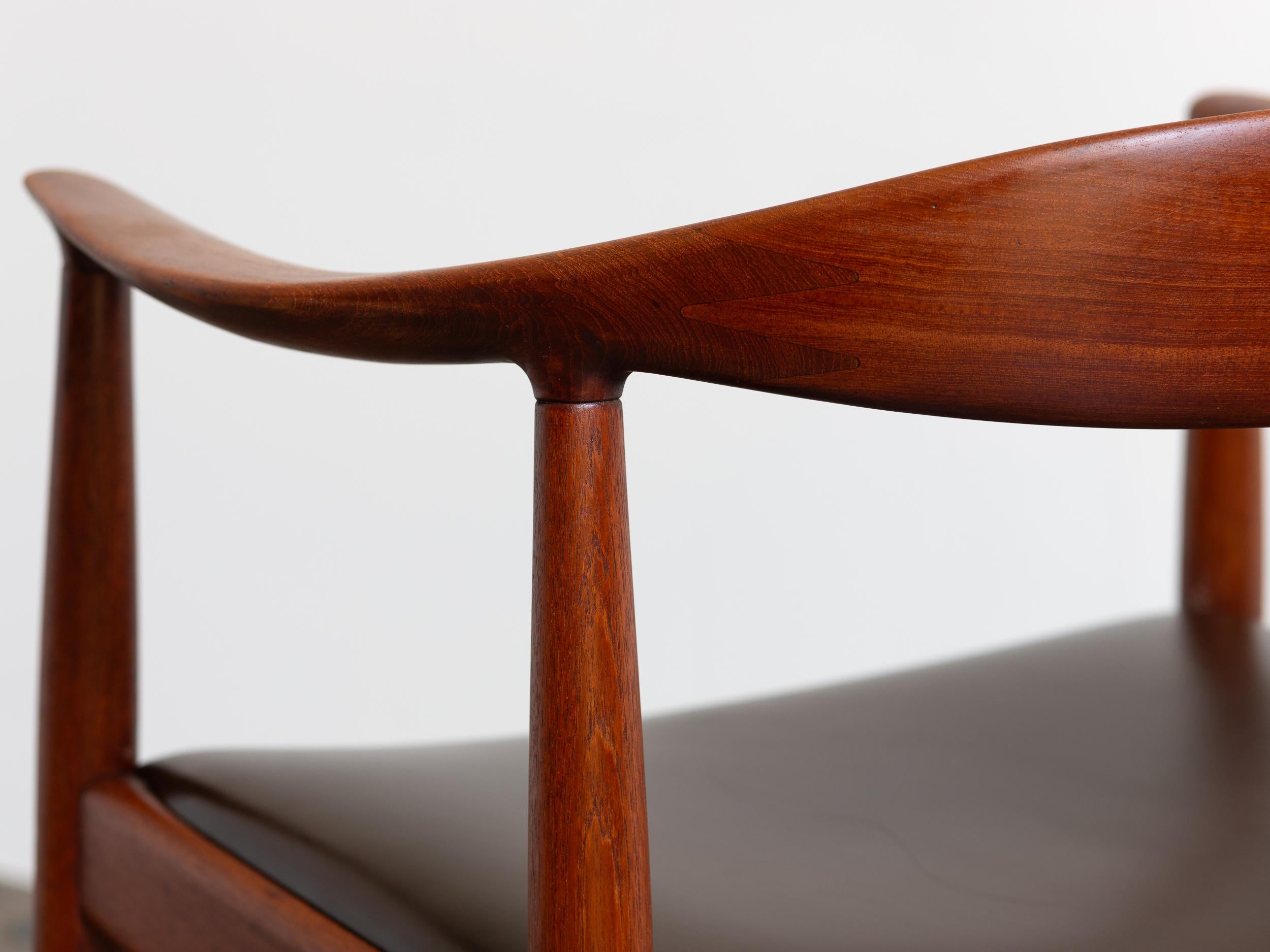 Fauteuils ronds Hans Wegner JH-503 en teck avec sièges en cuir chocolat, années 1950 Bon état - En vente à Brooklyn, NY