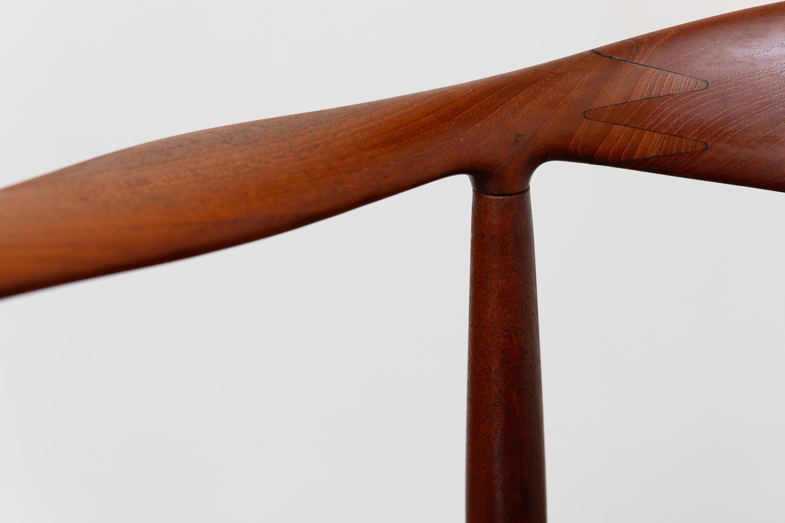 20ième siècle Fauteuils ronds Hans Wegner JH-503 en teck avec sièges en cuir chocolat, années 1950 en vente