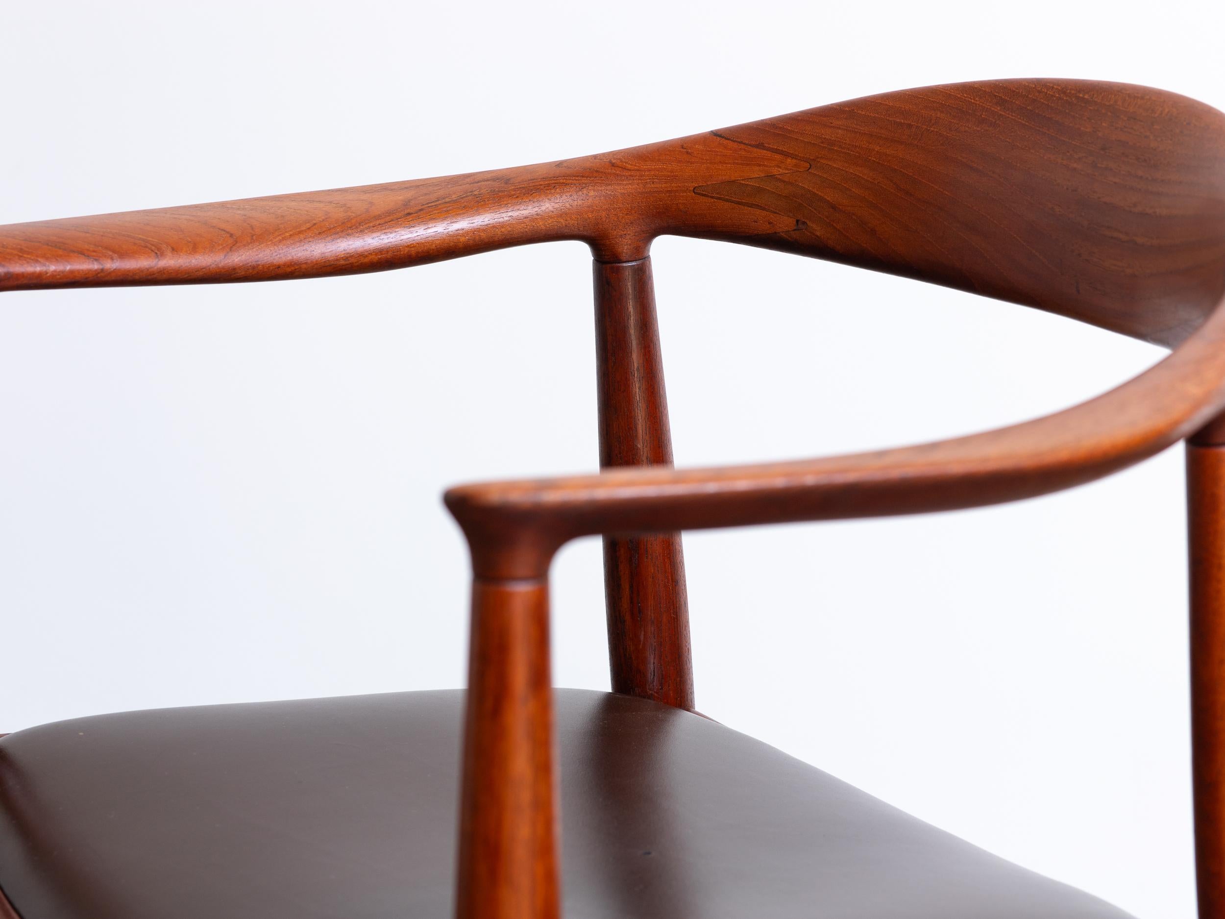 Teck Fauteuils ronds Hans Wegner JH-503 en teck avec sièges en cuir chocolat, années 1950 en vente