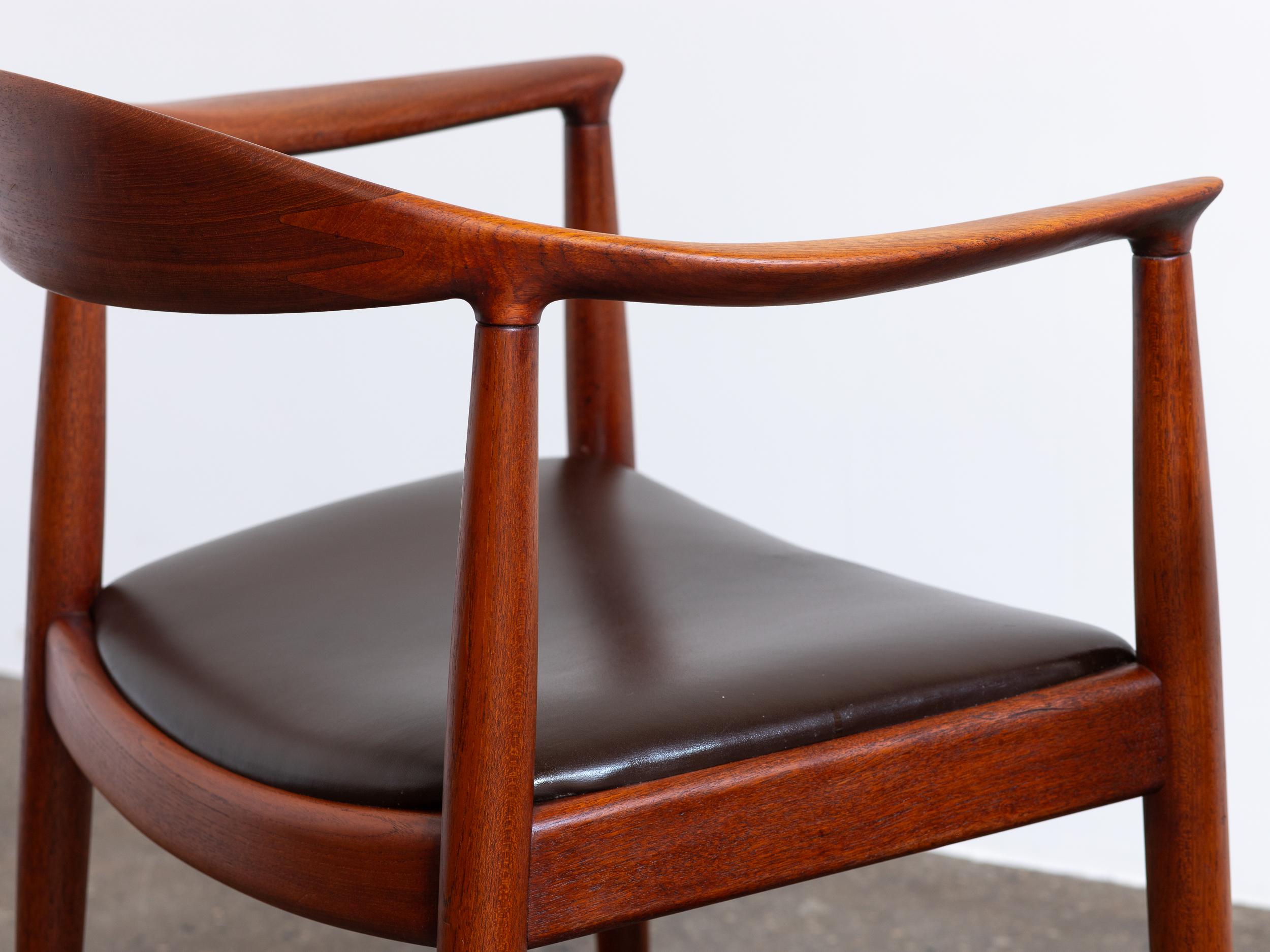 Fauteuils ronds Hans Wegner JH-503 en teck avec sièges en cuir chocolat, années 1950 en vente 1