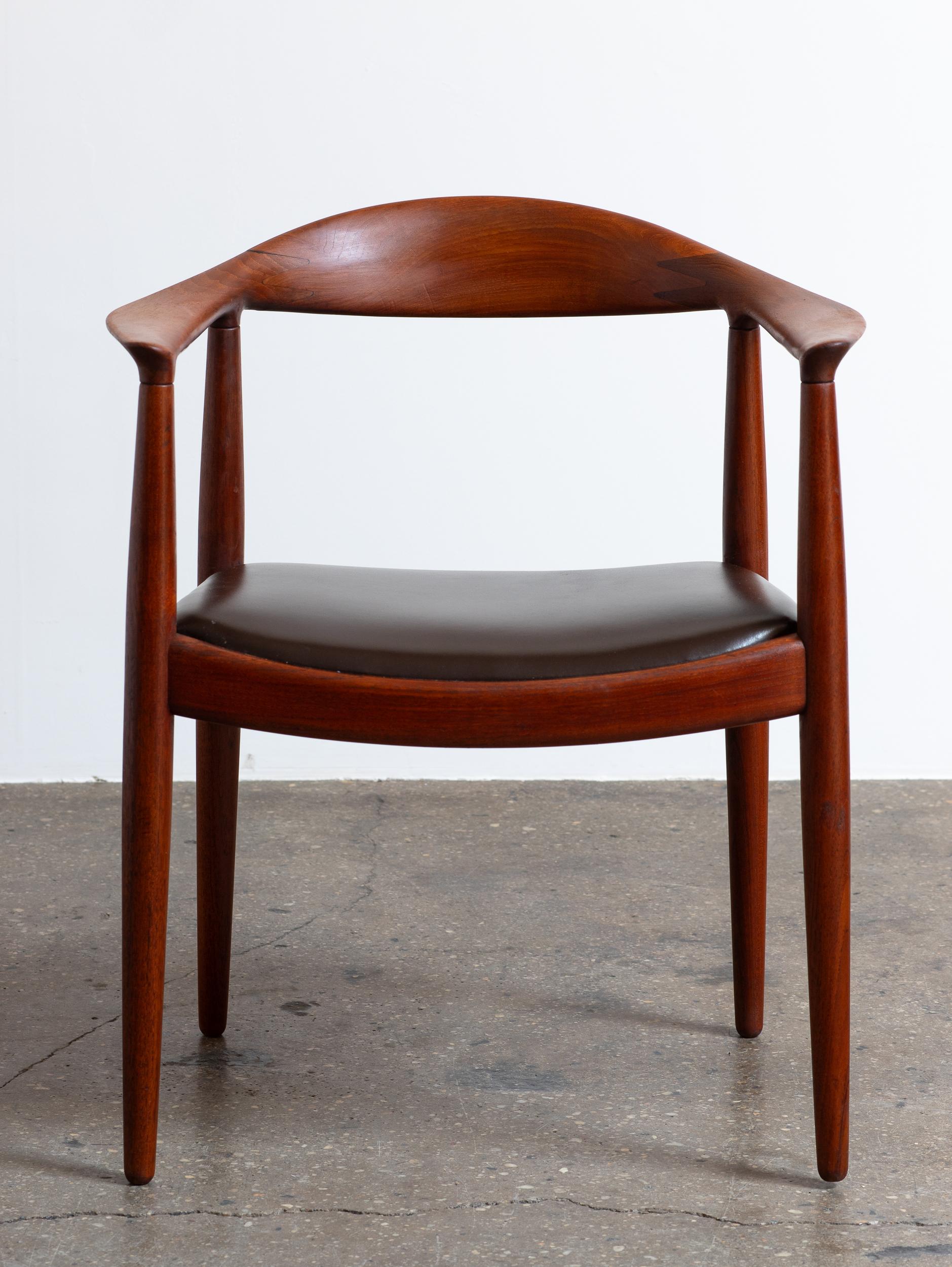 Fauteuils ronds Hans Wegner JH-503 en teck avec sièges en cuir chocolat, années 1950 en vente 2