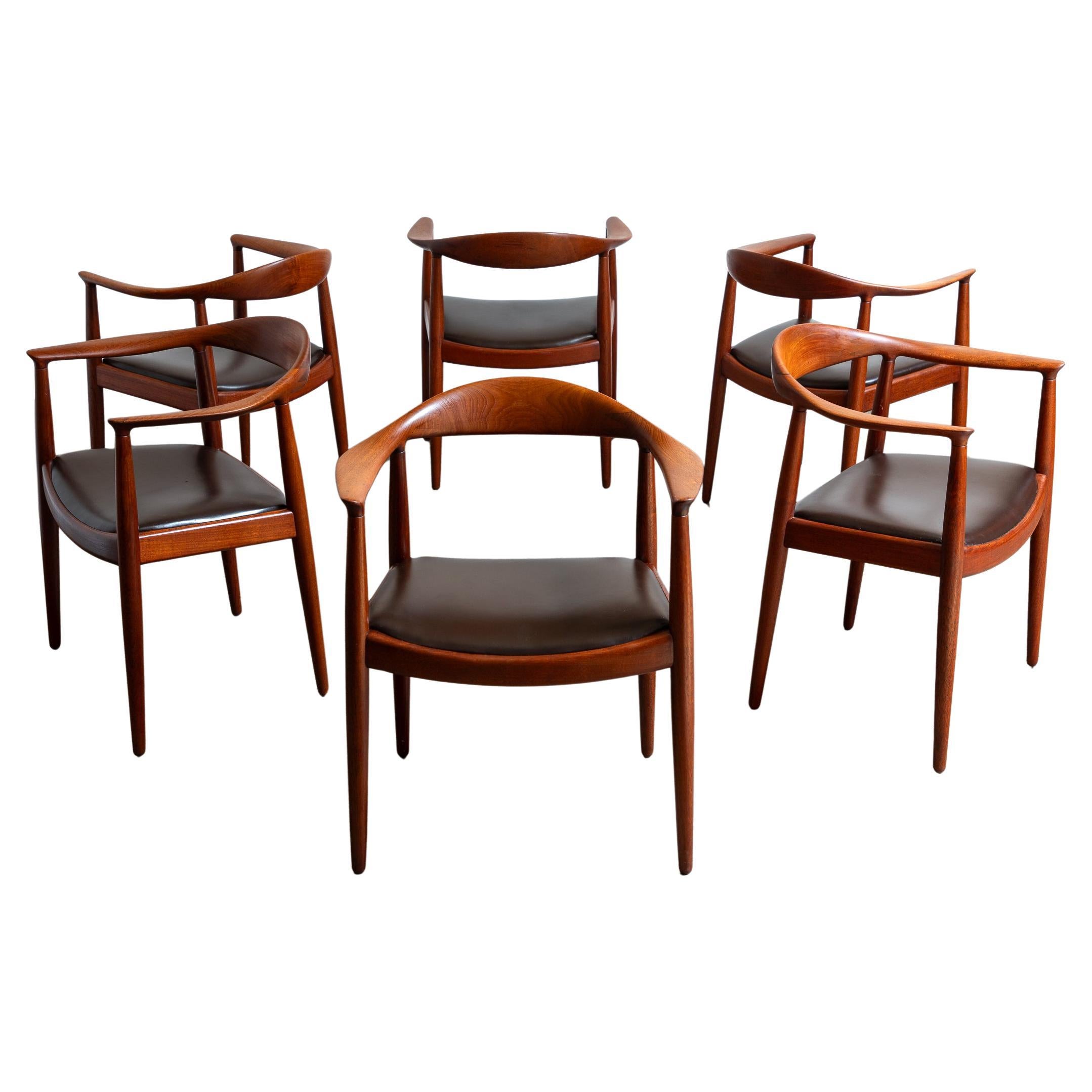 Fauteuils ronds Hans Wegner JH-503 en teck avec sièges en cuir chocolat, années 1950 en vente