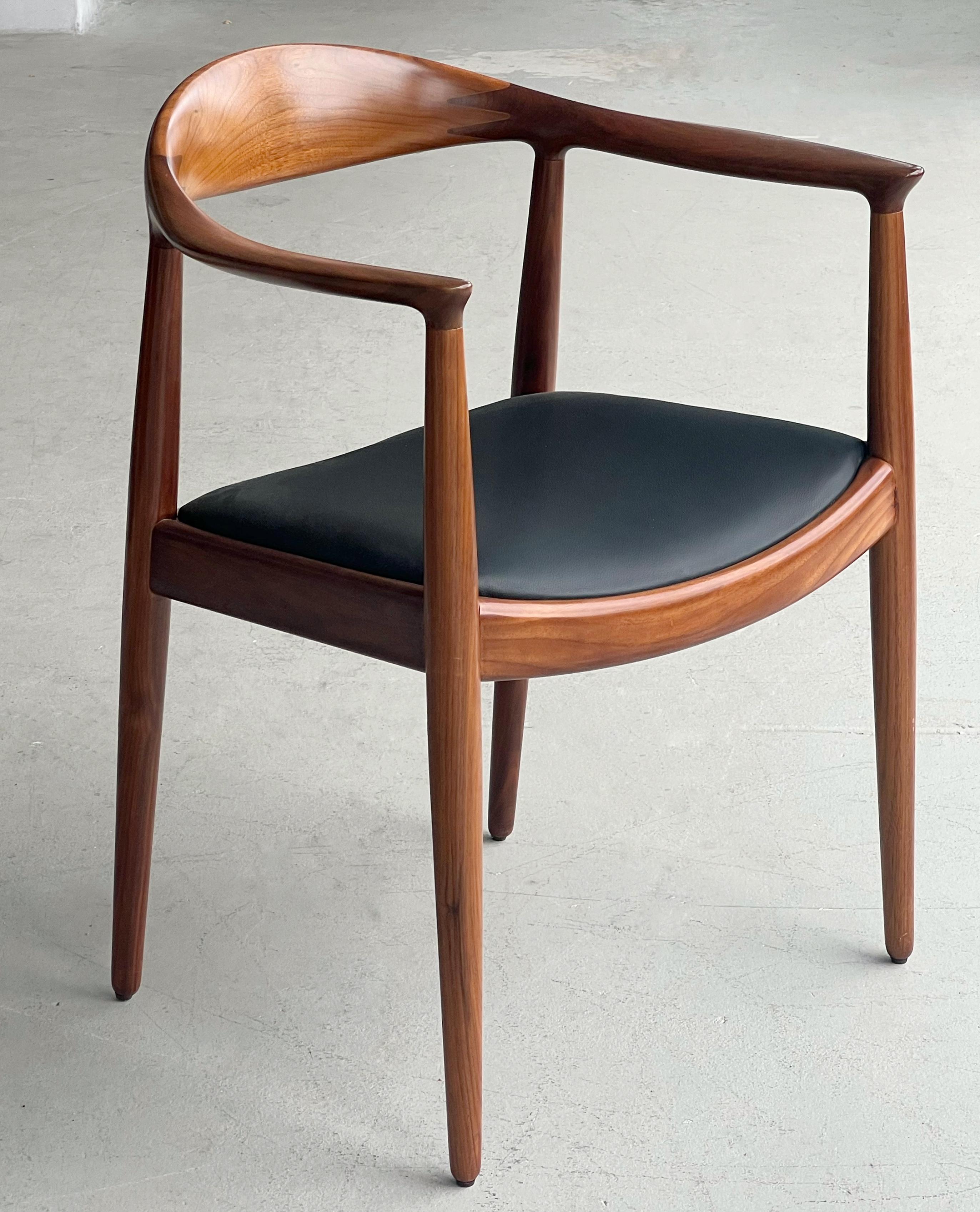 Sillón escultural de nogal diseñado por Hans J. Wegner para Johannes Hansen, Dinamarca, hacia la década de 1950. Este diseño icónico, a menudo conocido como 
