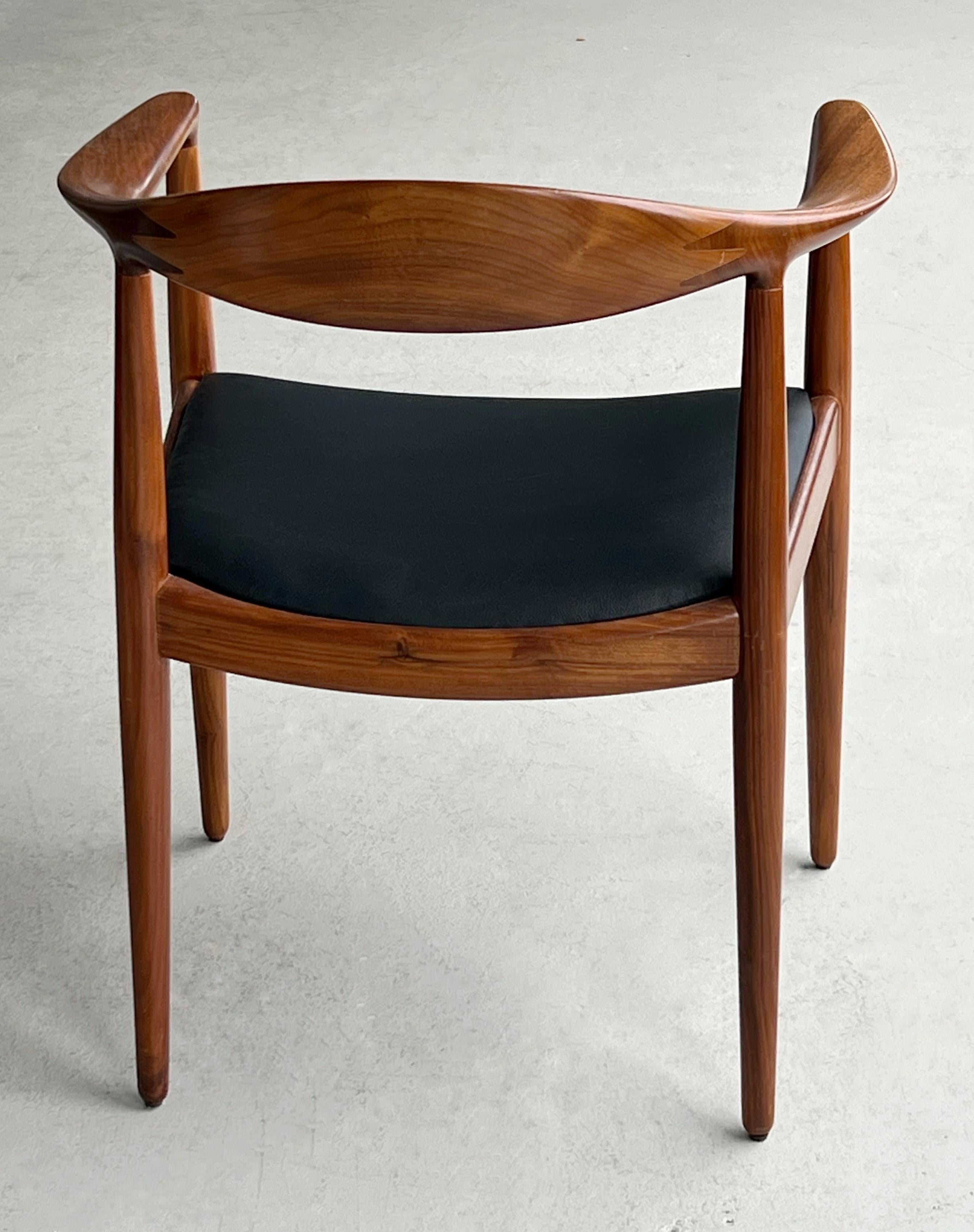 Silla Hans Wegner JH 503 Nogal de Johannes Hansen mediados del siglo XX en venta