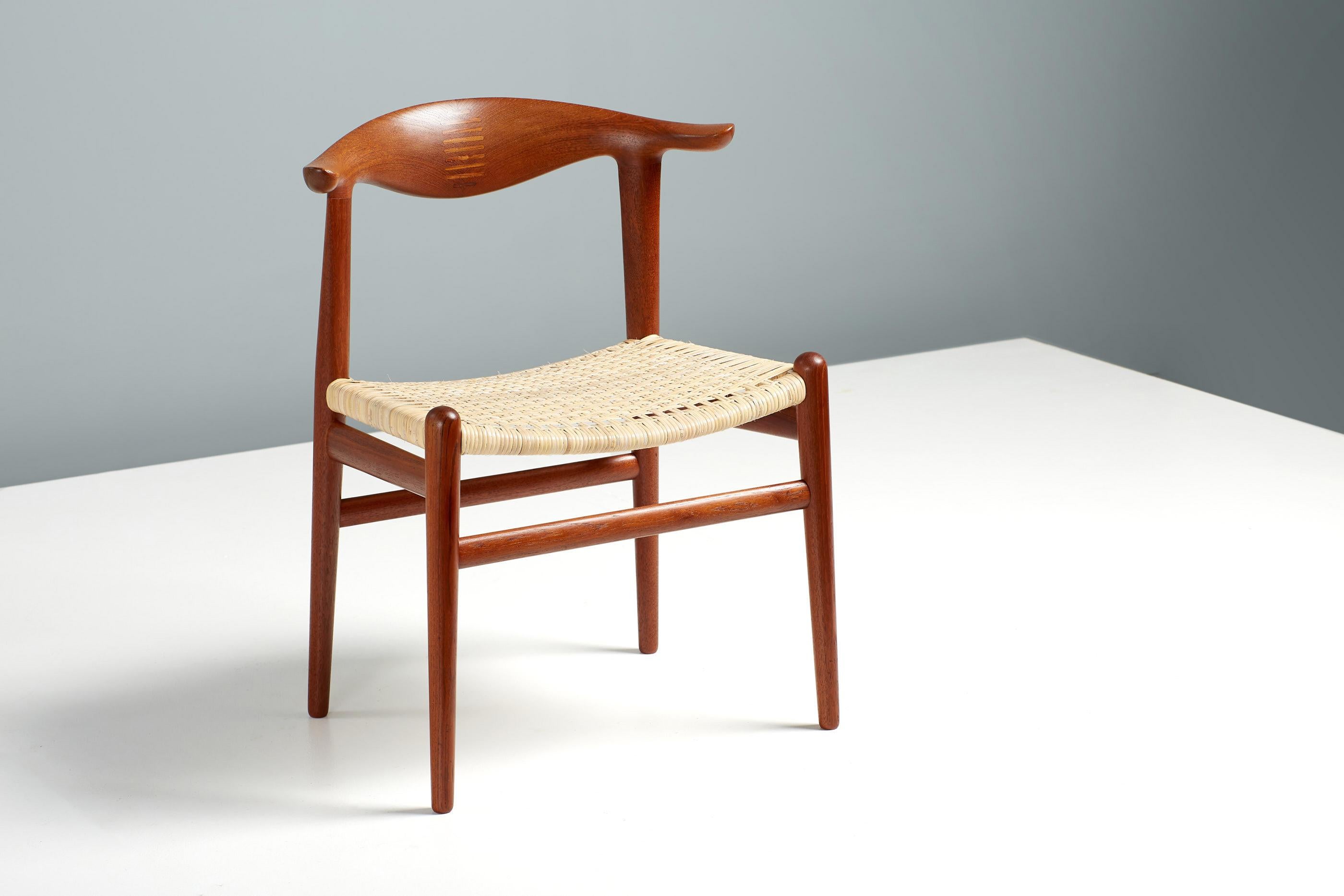 Hans Wegner JH-505 Cow Horn Chair in Teak & Rosewood In Excellent Condition In London, GB