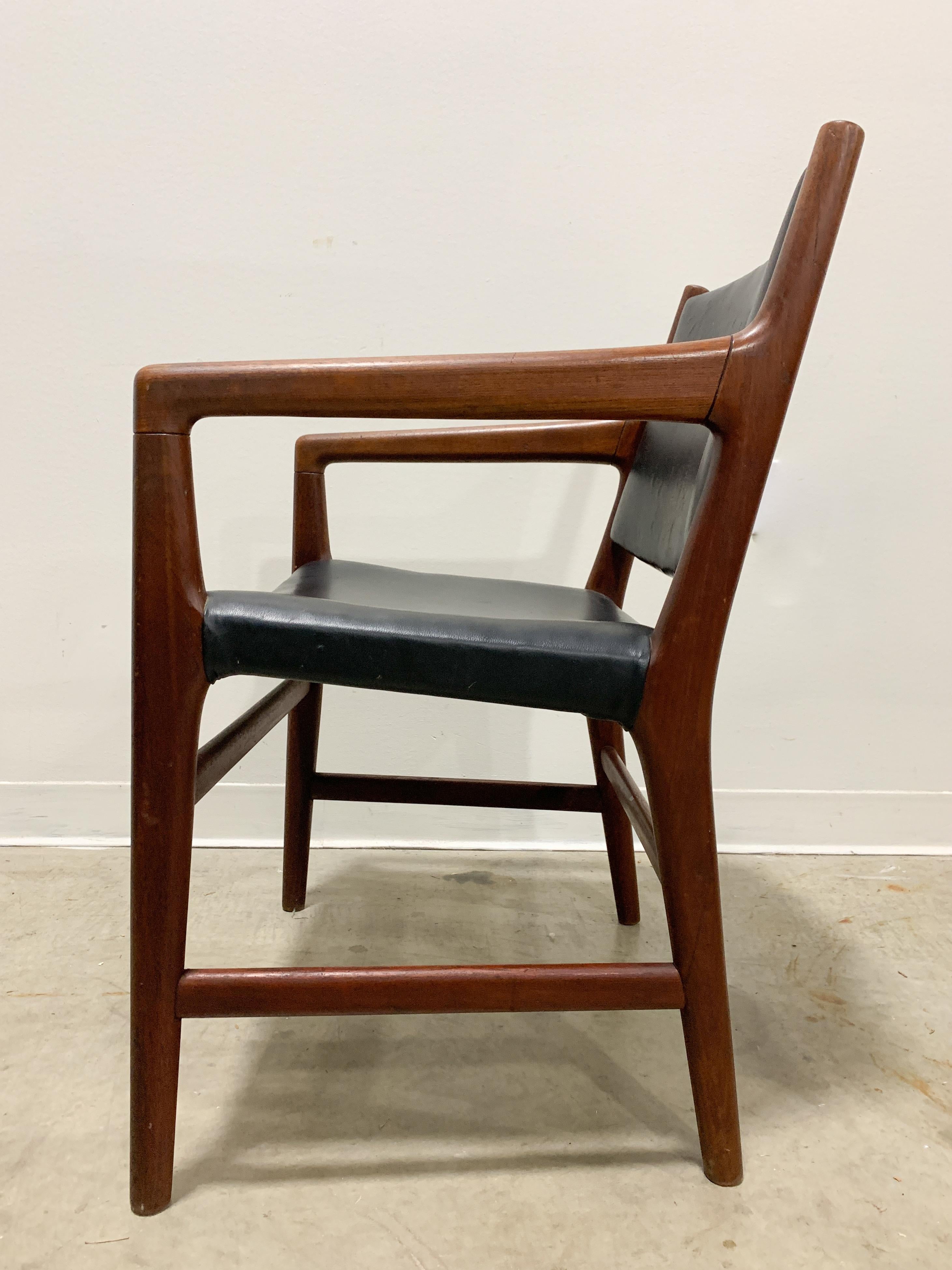 Hans Wegner JH-507 Armchair in Teak and Leather In Good Condition For Sale In Kalamazoo, MI