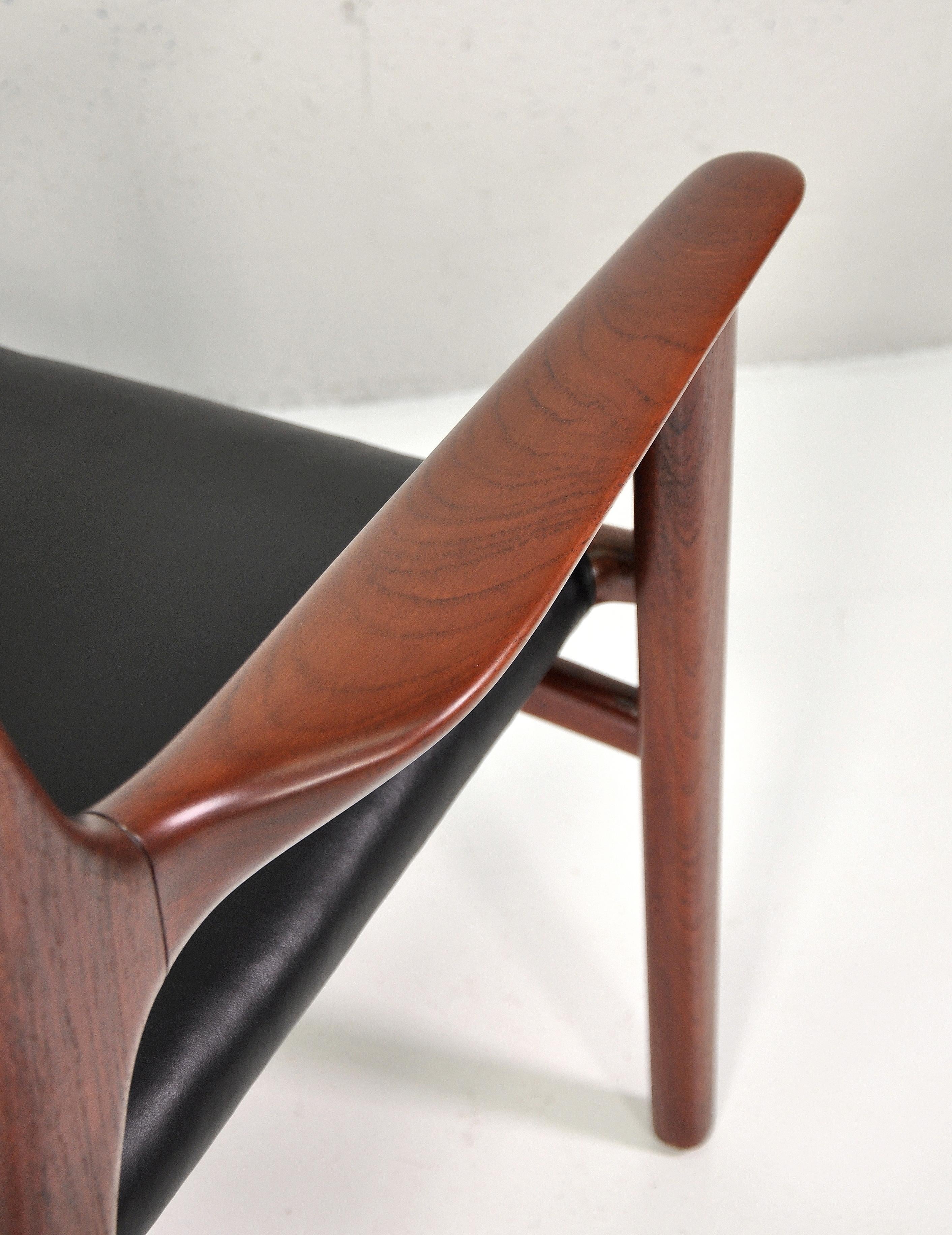 Vintage easy chair designed by Hans Wegner and executed by Johannes Hansen in the 1950s. Rare lounge chair model JH-515. Genuine, soft, black leather in excellent condition. The splendidly sculpted teak open frame features a rich patina that creates