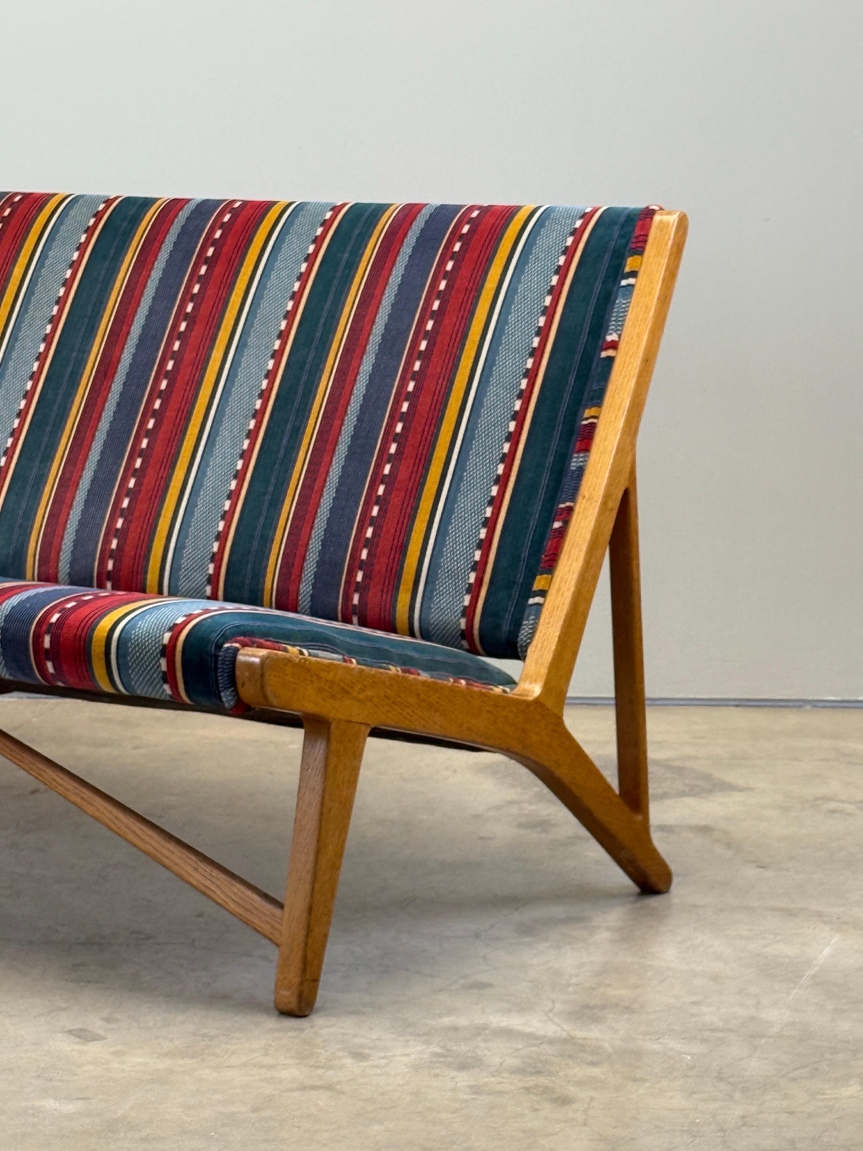 Ein seltenes Sofa Modell JH 555 in Eiche von Hans Wegner für Johannes Hansen, 1960. Schöne Patina auf dem Eichengestell mit Vintage-Polsterung in gutem gebrauchsfähigem Zustand. 