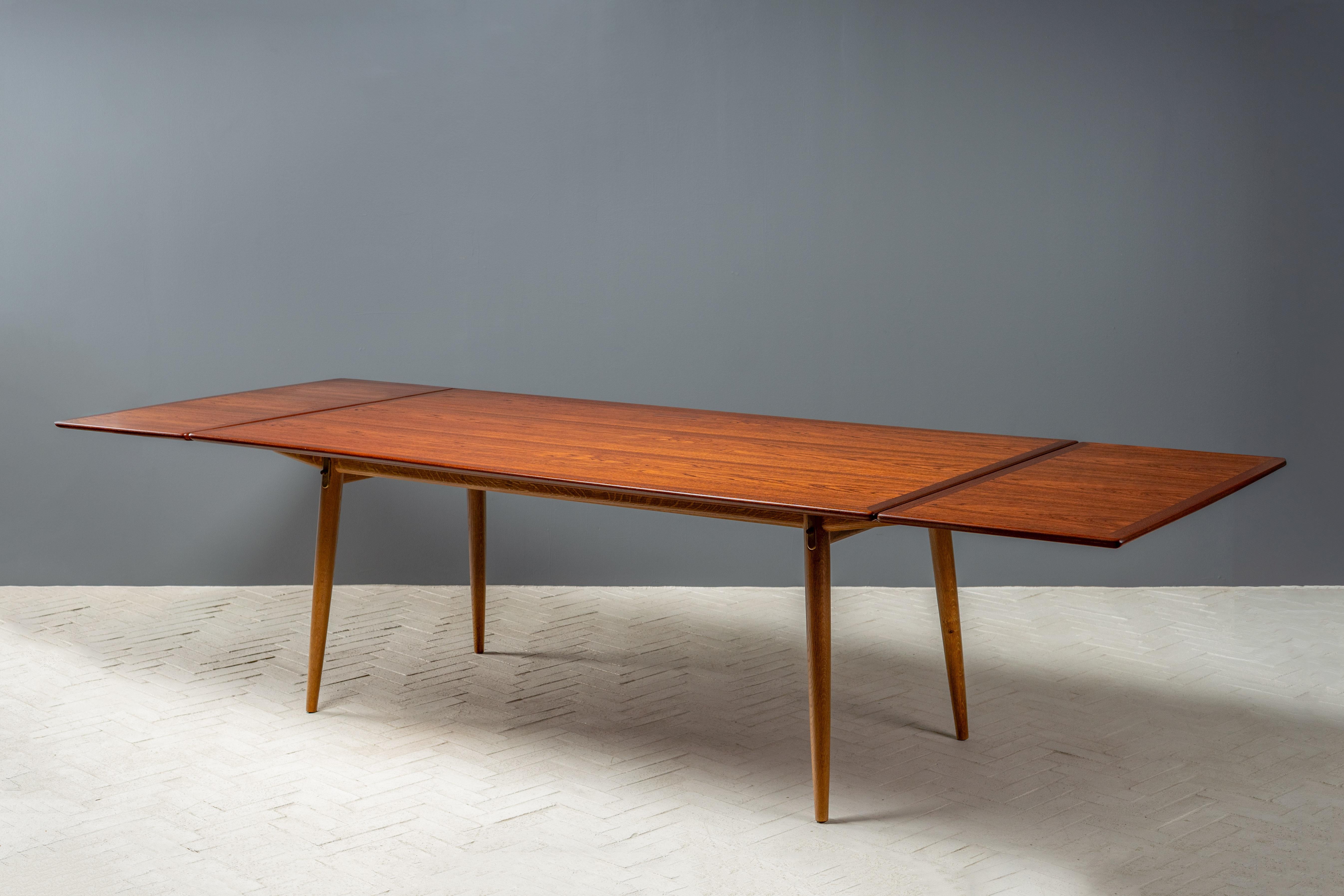 Mid-Century moderno Tavolo da pranzo Hans Wegner JH-570 in vendita