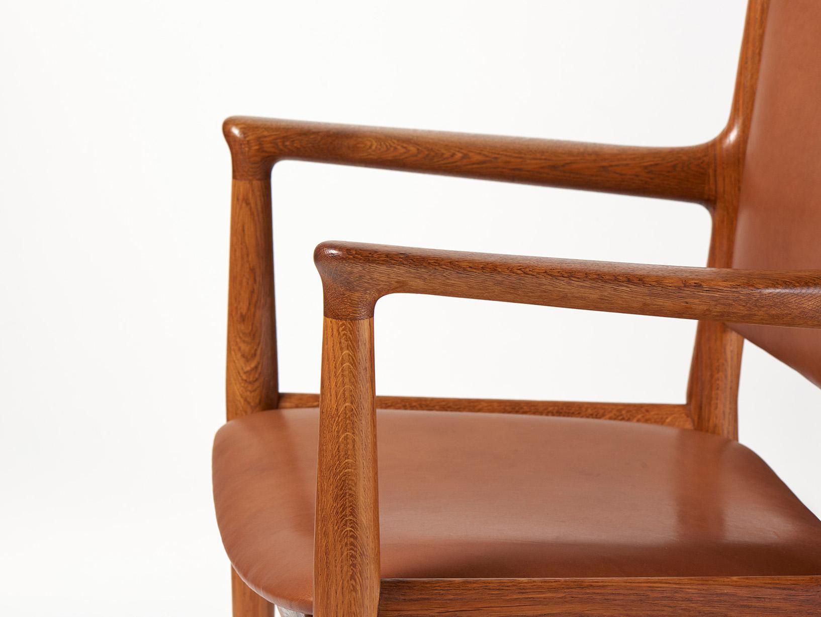Hans Wegner JH-713 Armchair in Oak and Leather In Excellent Condition For Sale In London, England