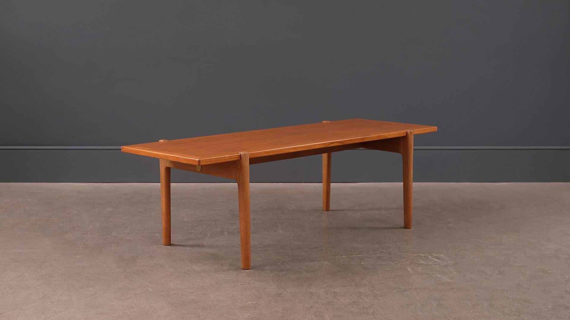 Fantastic JH575 coffee table with reversible top designed by Hans Wegner for master cabinet maker Johannes Hansen, Denmark. Beautiful example with striking grain pattern to the teak top and the solid oak frame in very fine condition.